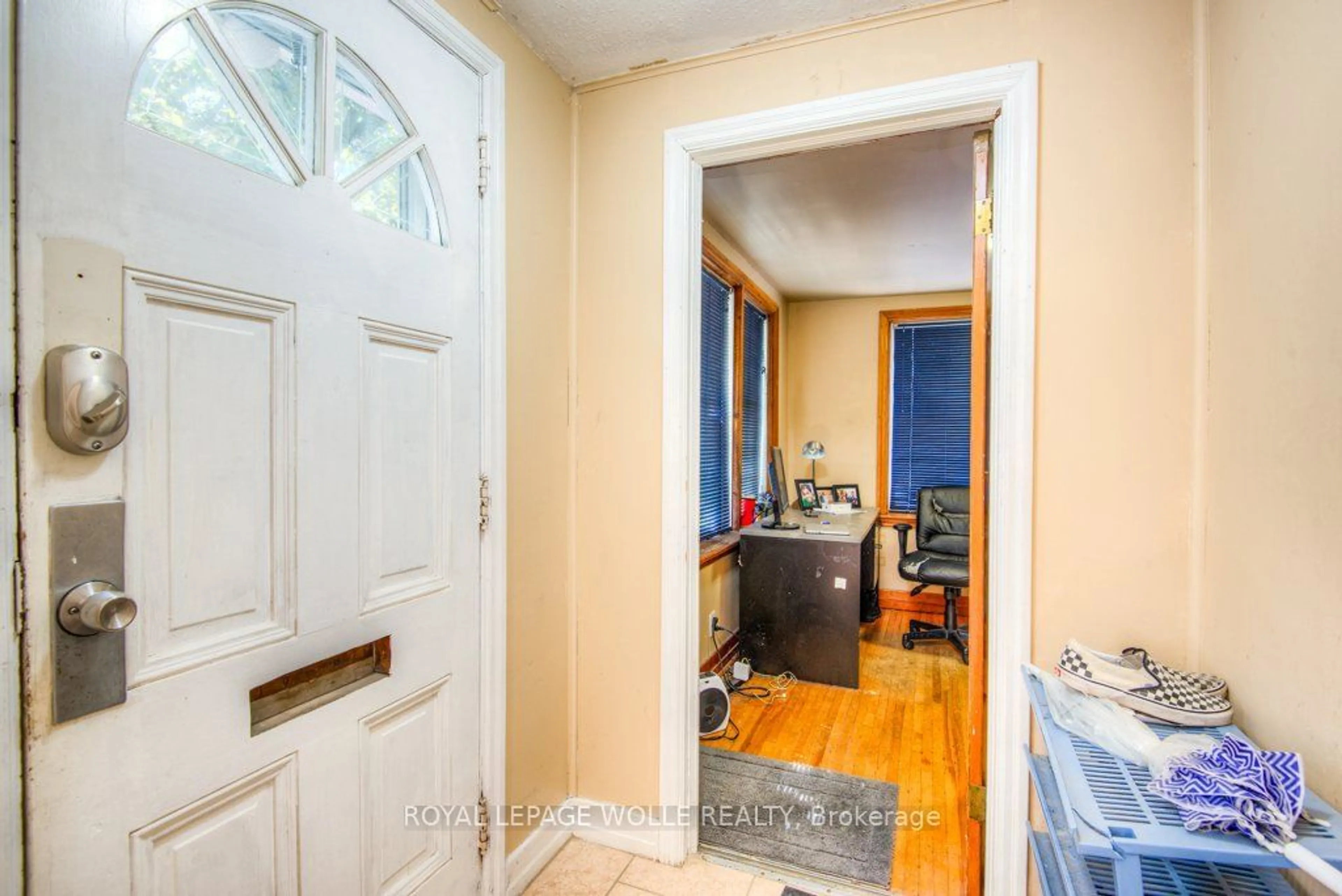 Indoor entryway for 126 Albert St, Waterloo Ontario N2L 3T1