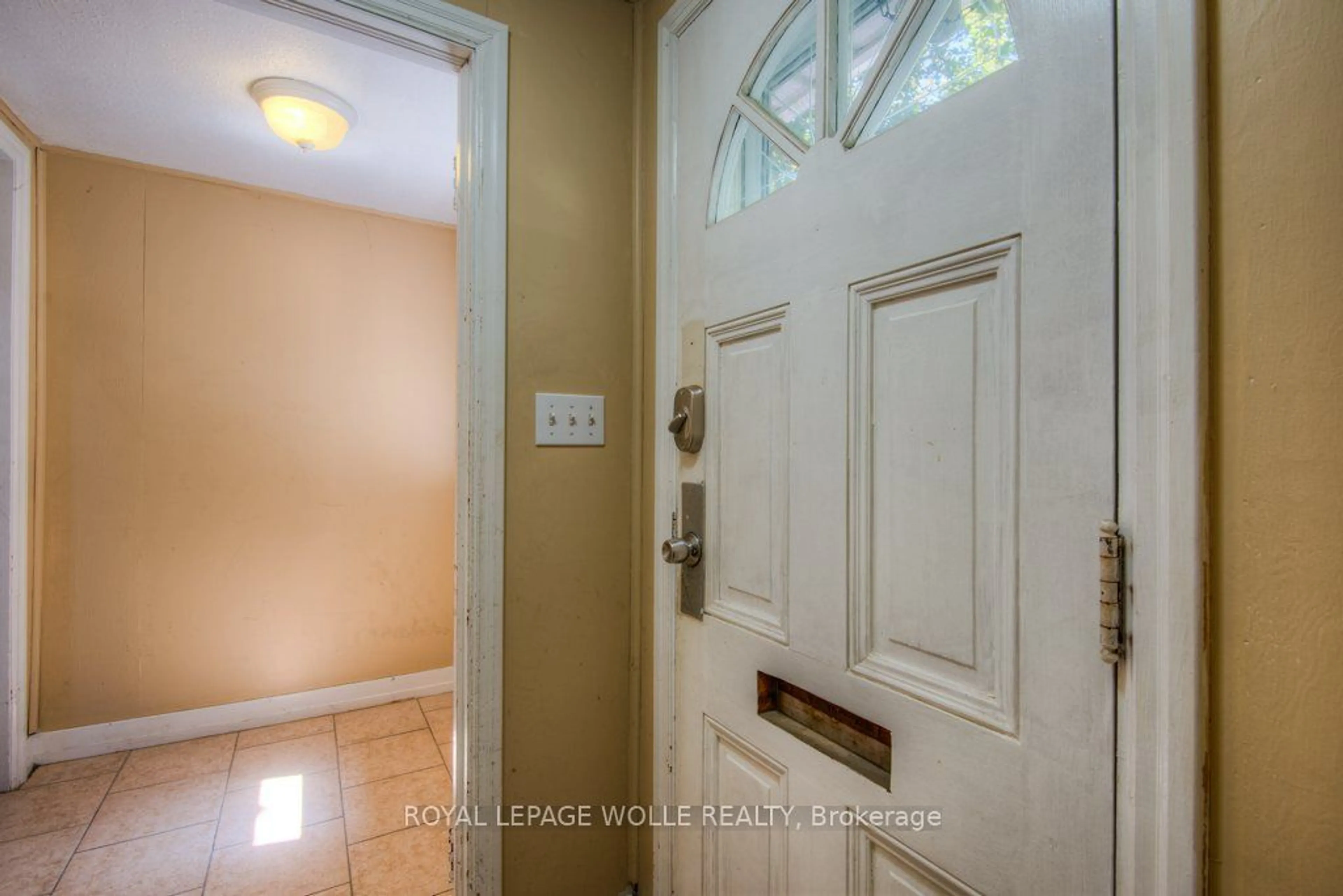 Indoor entryway for 126 Albert St, Waterloo Ontario N2L 3T1