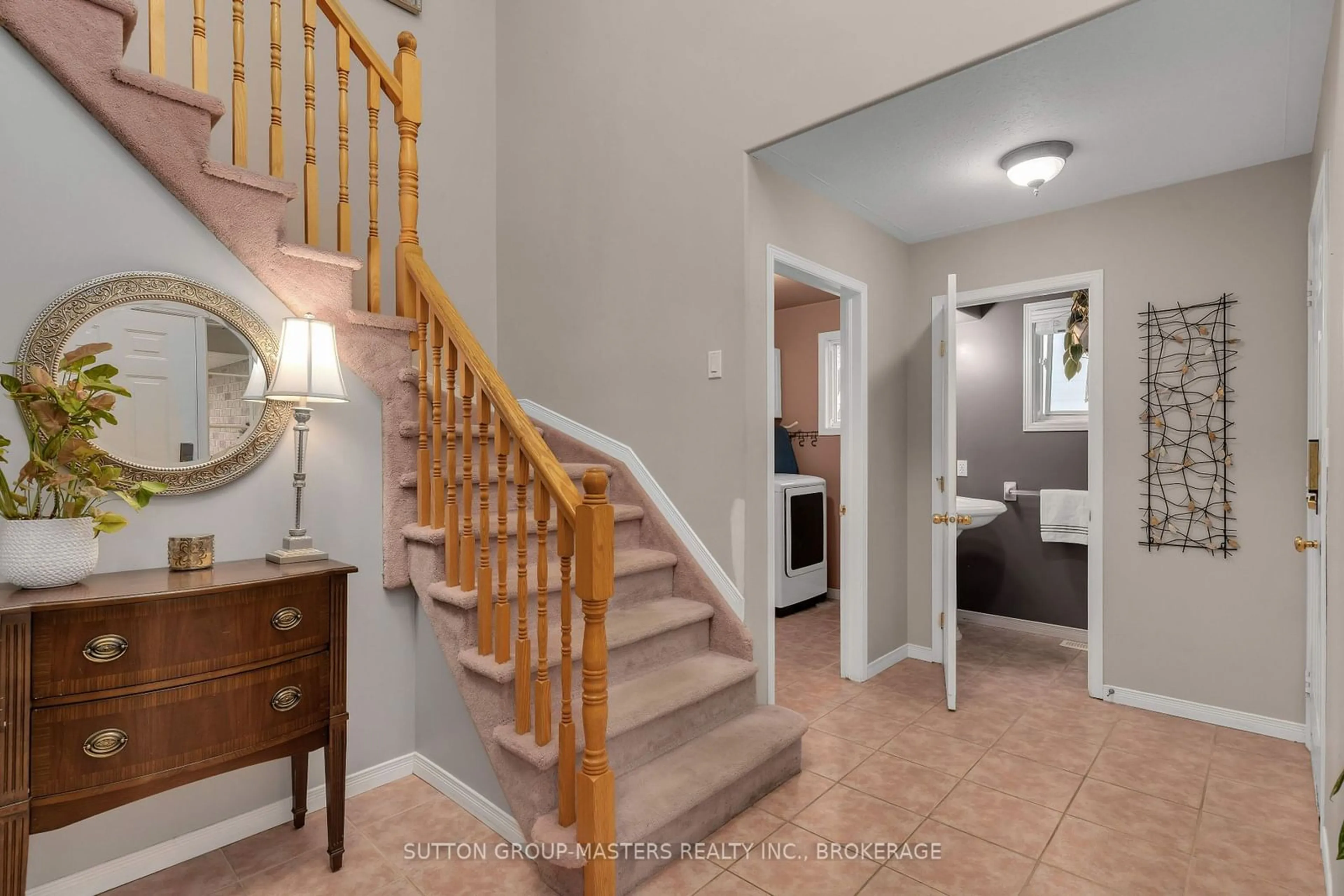 Indoor entryway for 1040 Earnhart St, Kingston Ontario K7P 3B9