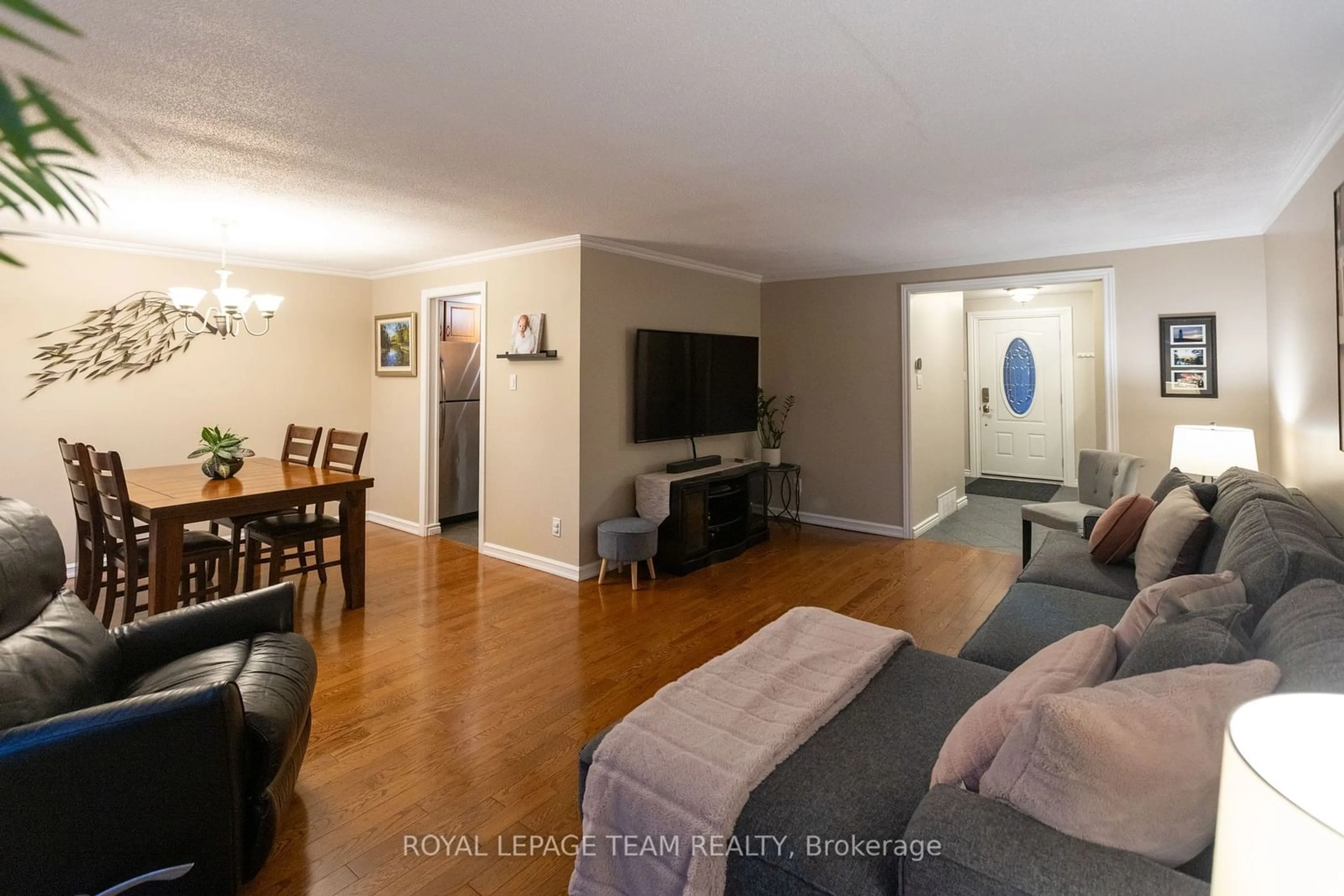 Living room with furniture, wood/laminate floor for 1829 Prestwick Dr, Orleans - Cumberland and Area Ontario K1E 2R7