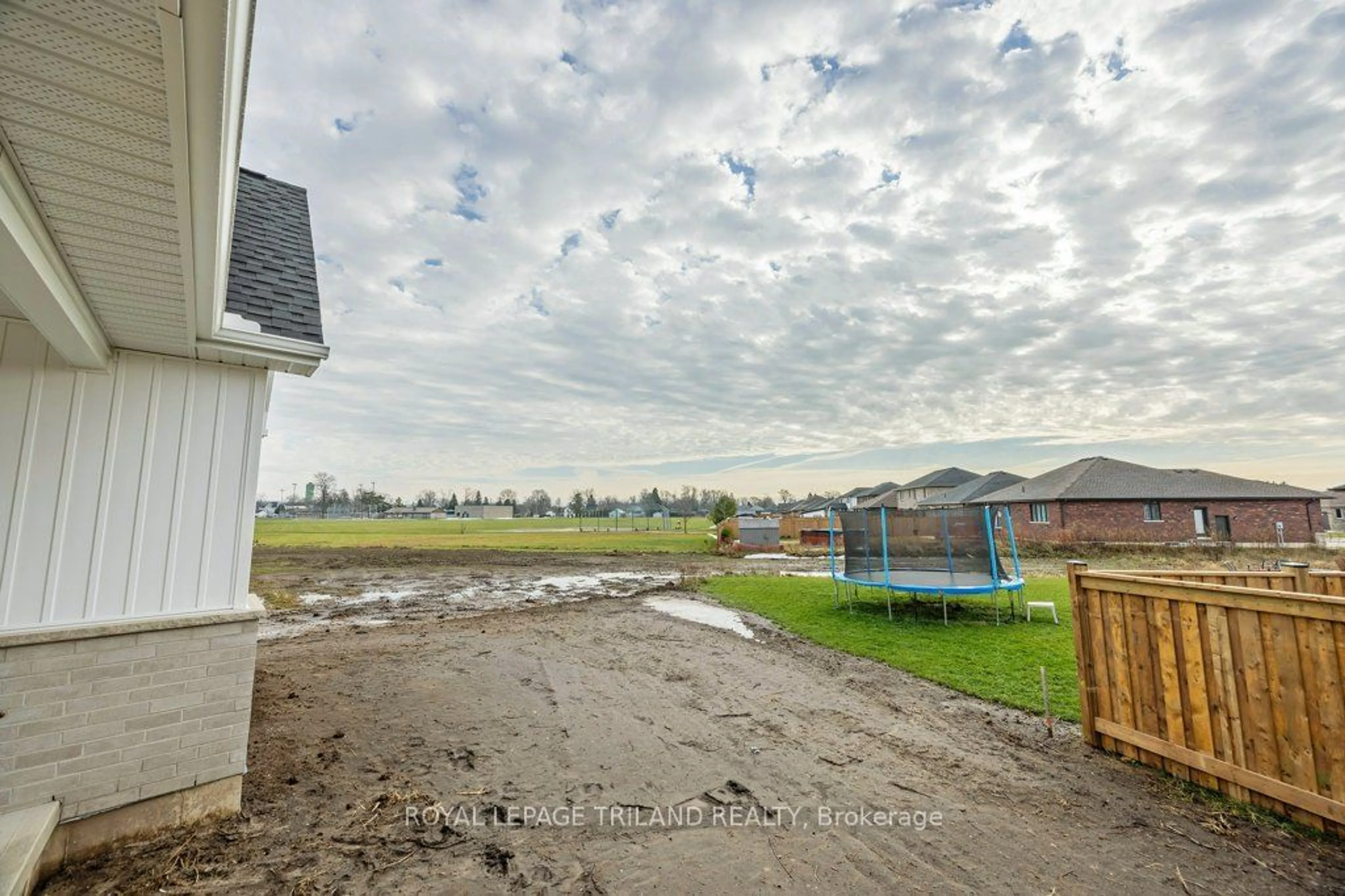 A pic from outside/outdoor area/front of a property/back of a property/a pic from drone, water/lake/river/ocean view for 8 Bouw Pl, Dutton/Dunwich Ontario N0L 1J0