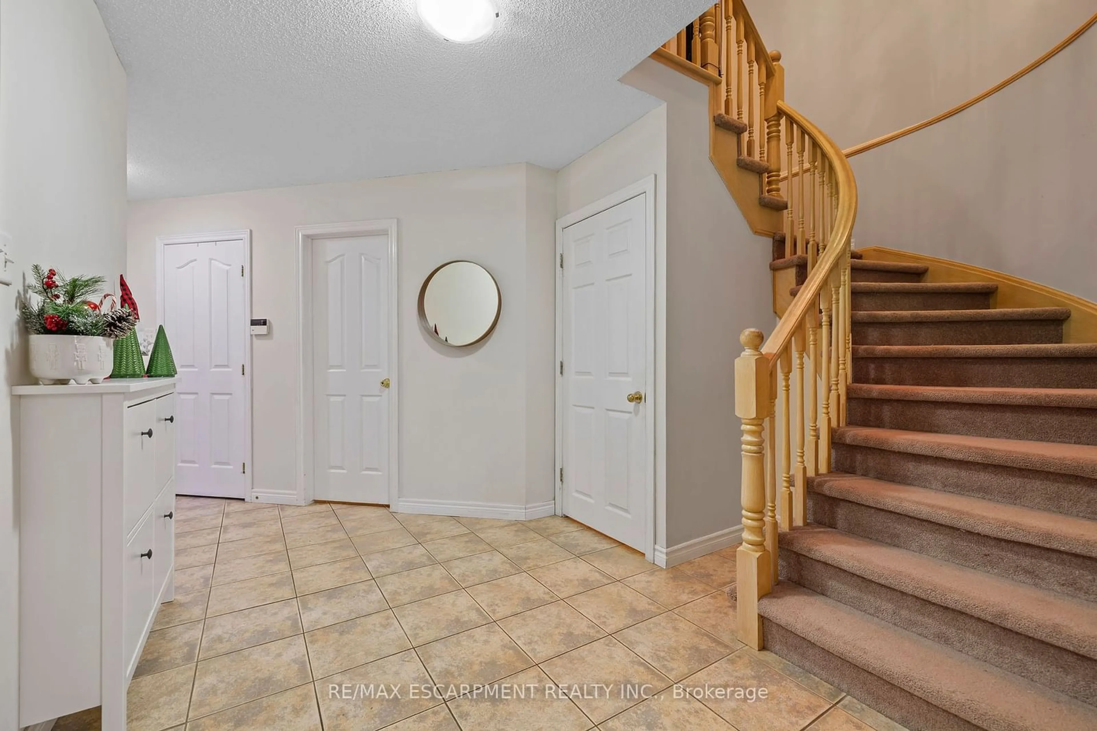 Indoor foyer for 76 Redfern Ave, Hamilton Ontario L9C 7S4