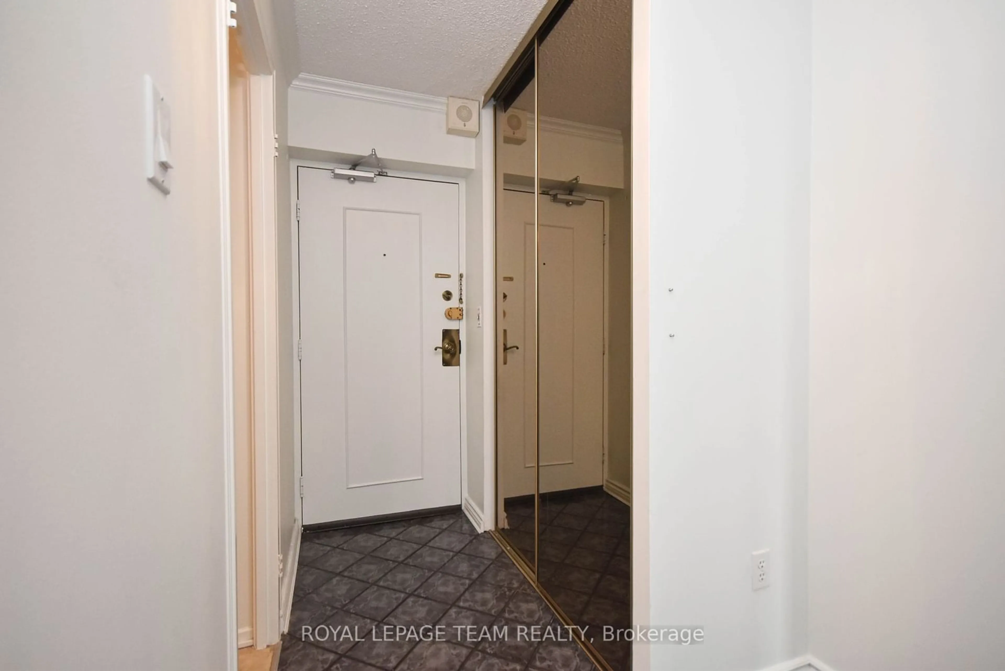 Indoor entryway for 1025 Richmond Rd #1003, Woodroffe Ontario K2B 8G8