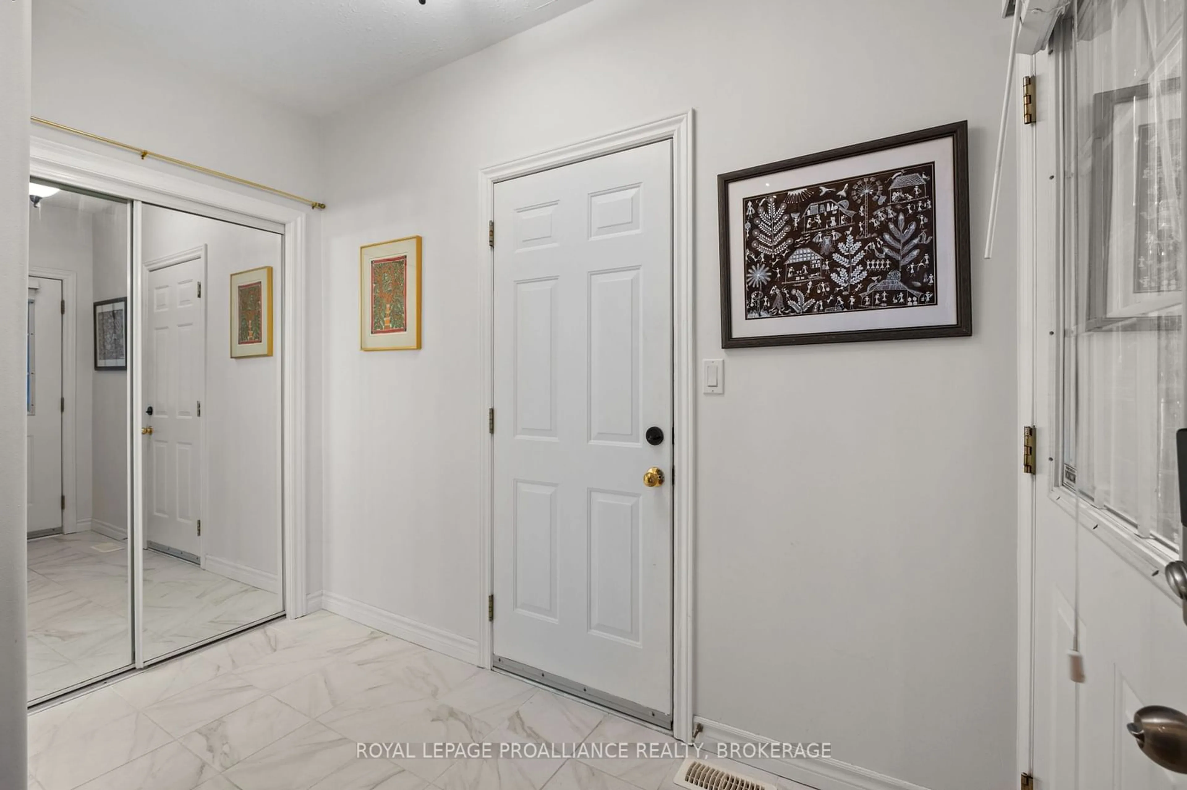 Indoor entryway for 2166 Swanfield St, Kingston Ontario K7M 0B1