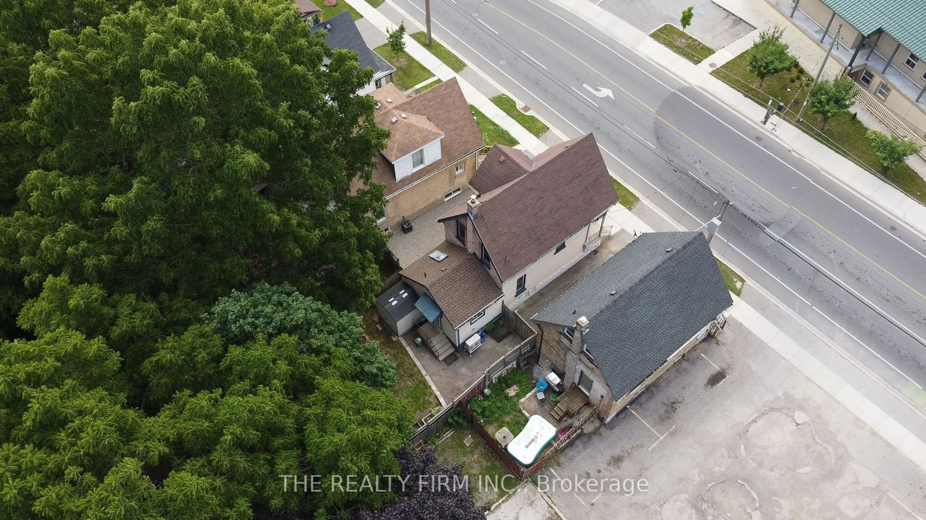 A pic from outside/outdoor area/front of a property/back of a property/a pic from drone, city buildings view from balcony for 1020 Trafalgar St, London Ontario N5Z 1G4