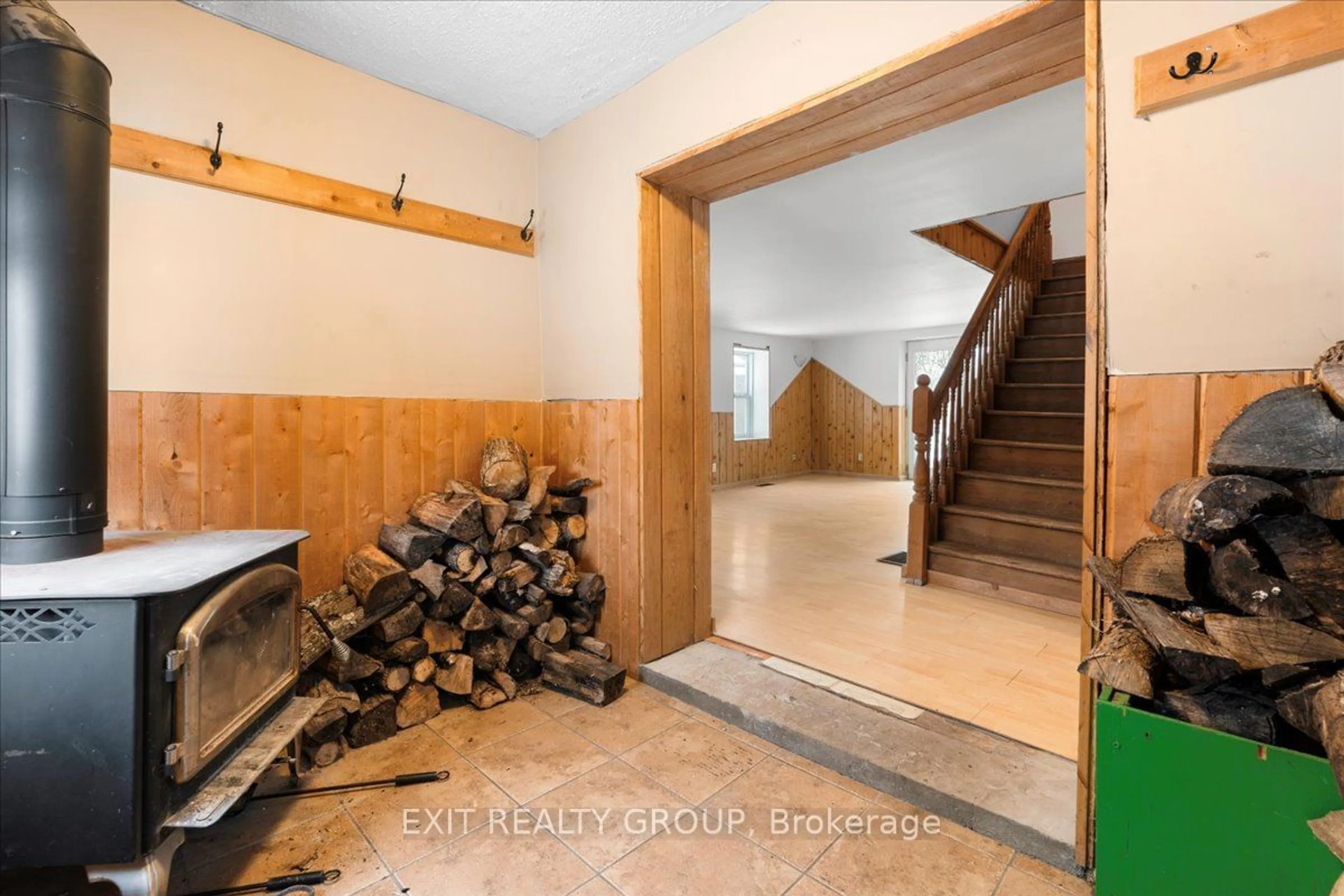 Indoor foyer for 363 Lajoie Rd, Marmora and Lake Ontario K0K 2M0