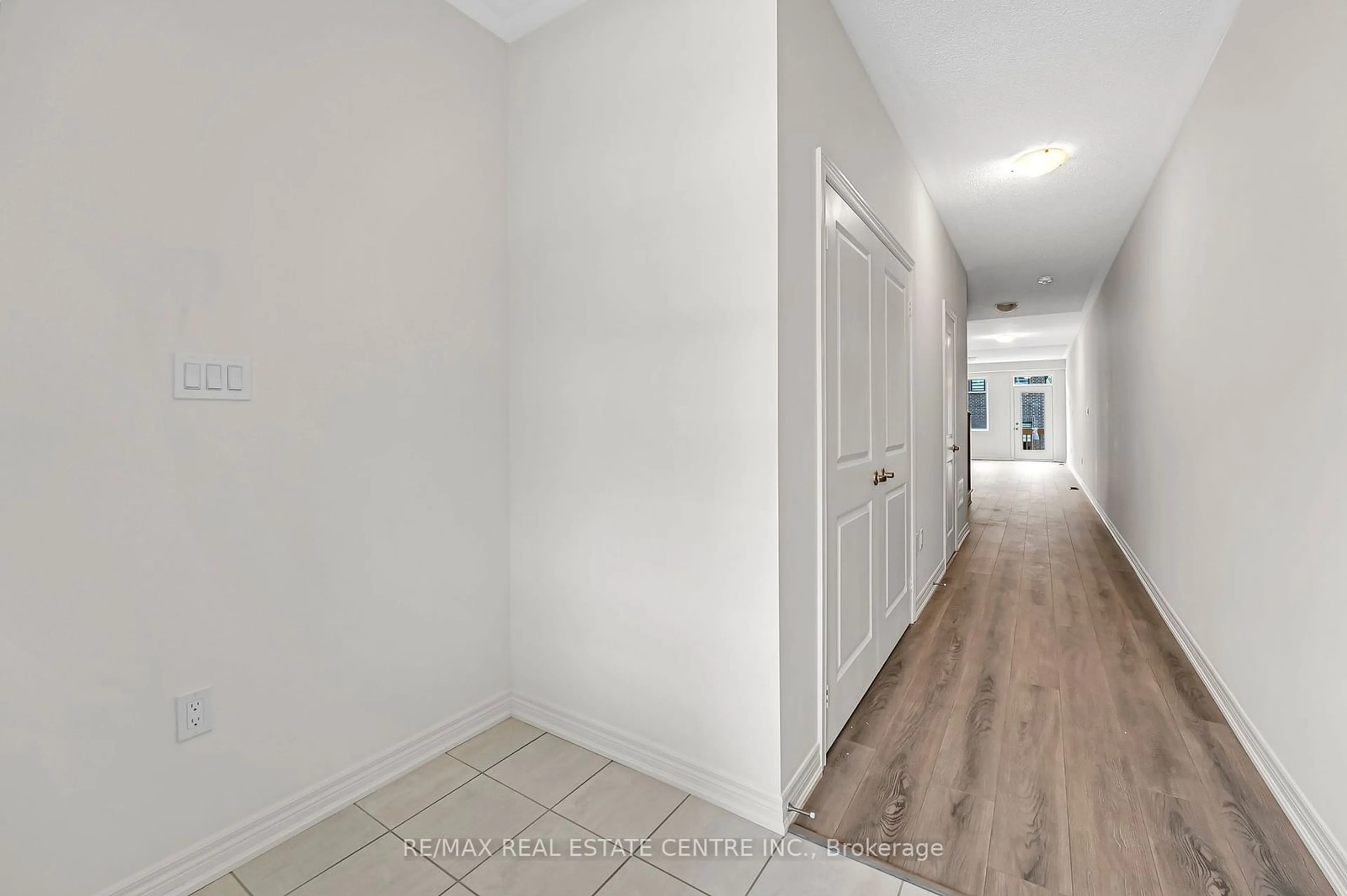 Indoor entryway for 19 Lidstone St, Cambridge Ontario N1R 5S2