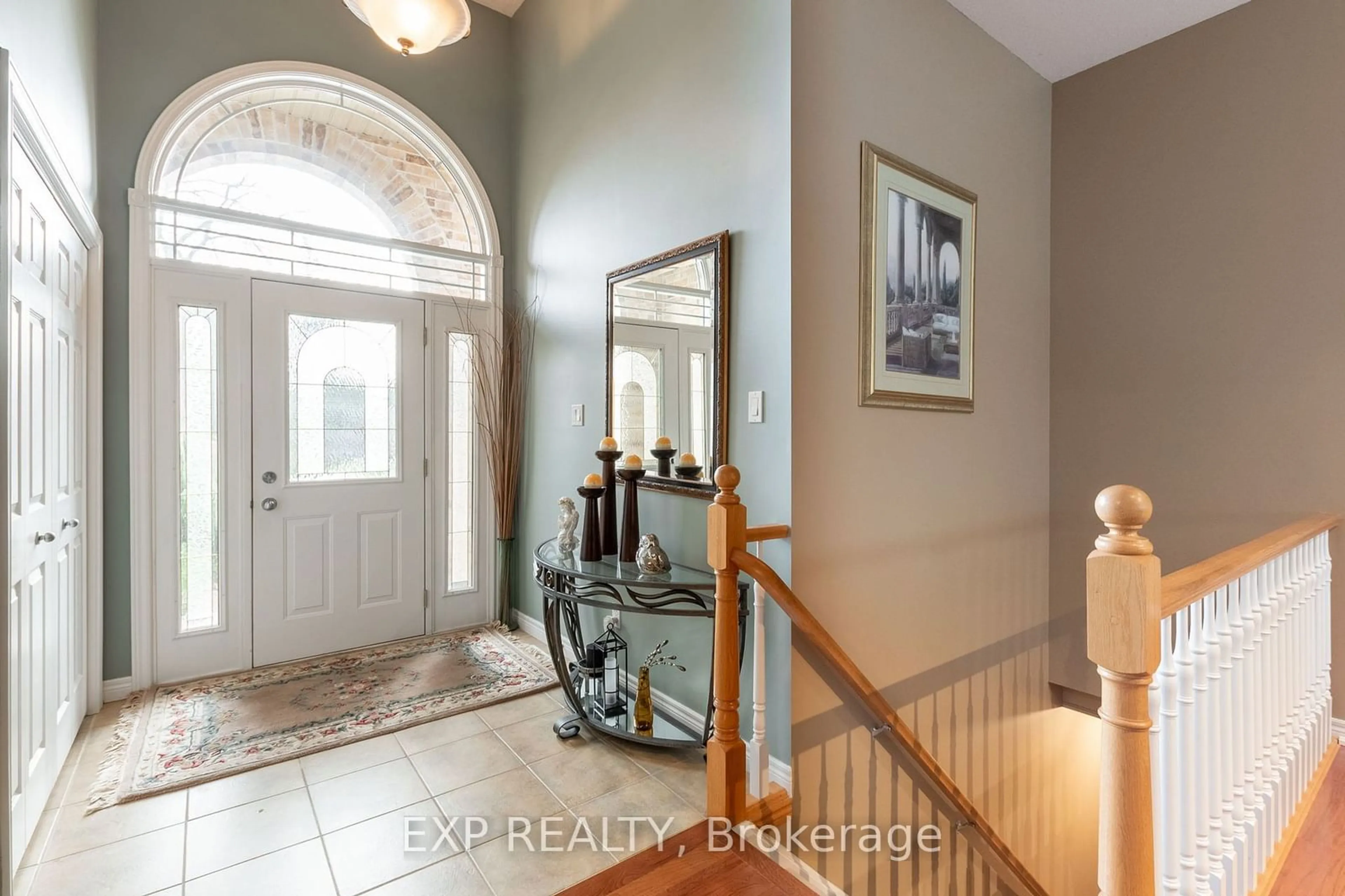 Indoor entryway for 129 Simcoe Ave, Middlesex Centre Ontario N0L 1R0