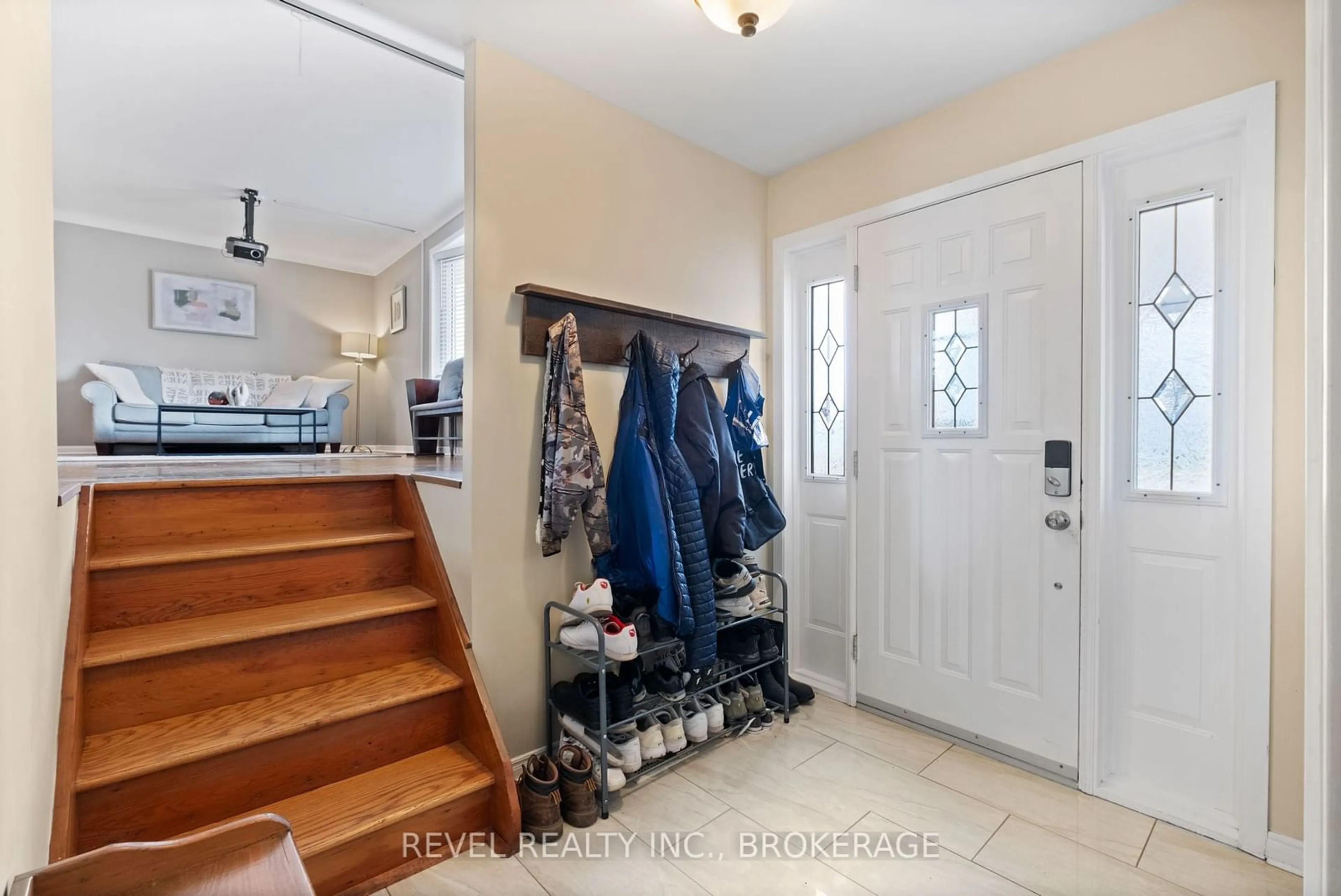 Indoor entryway for 397 Chelsea Rd, Kingston Ontario K7M 4A2