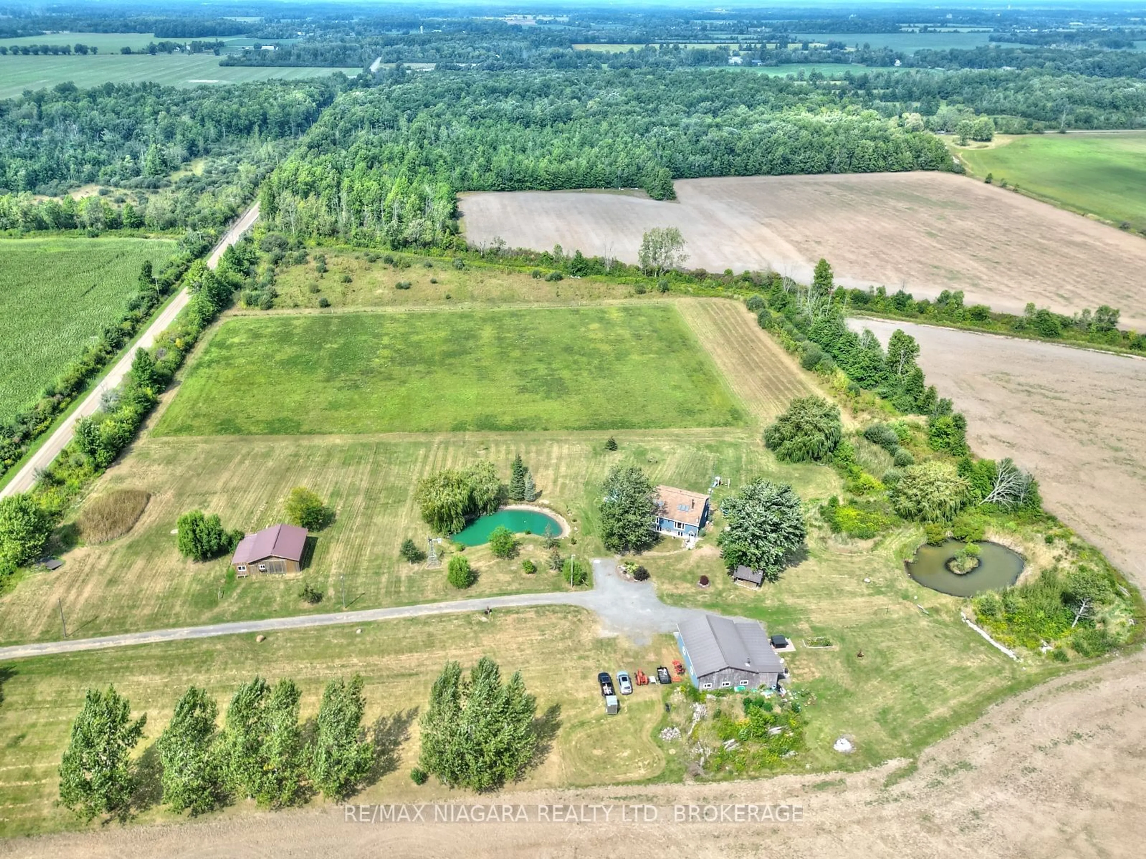 A pic from outside/outdoor area/front of a property/back of a property/a pic from drone, unknown for 490 Mathews Rd, Fort Erie Ontario L0S 1R0