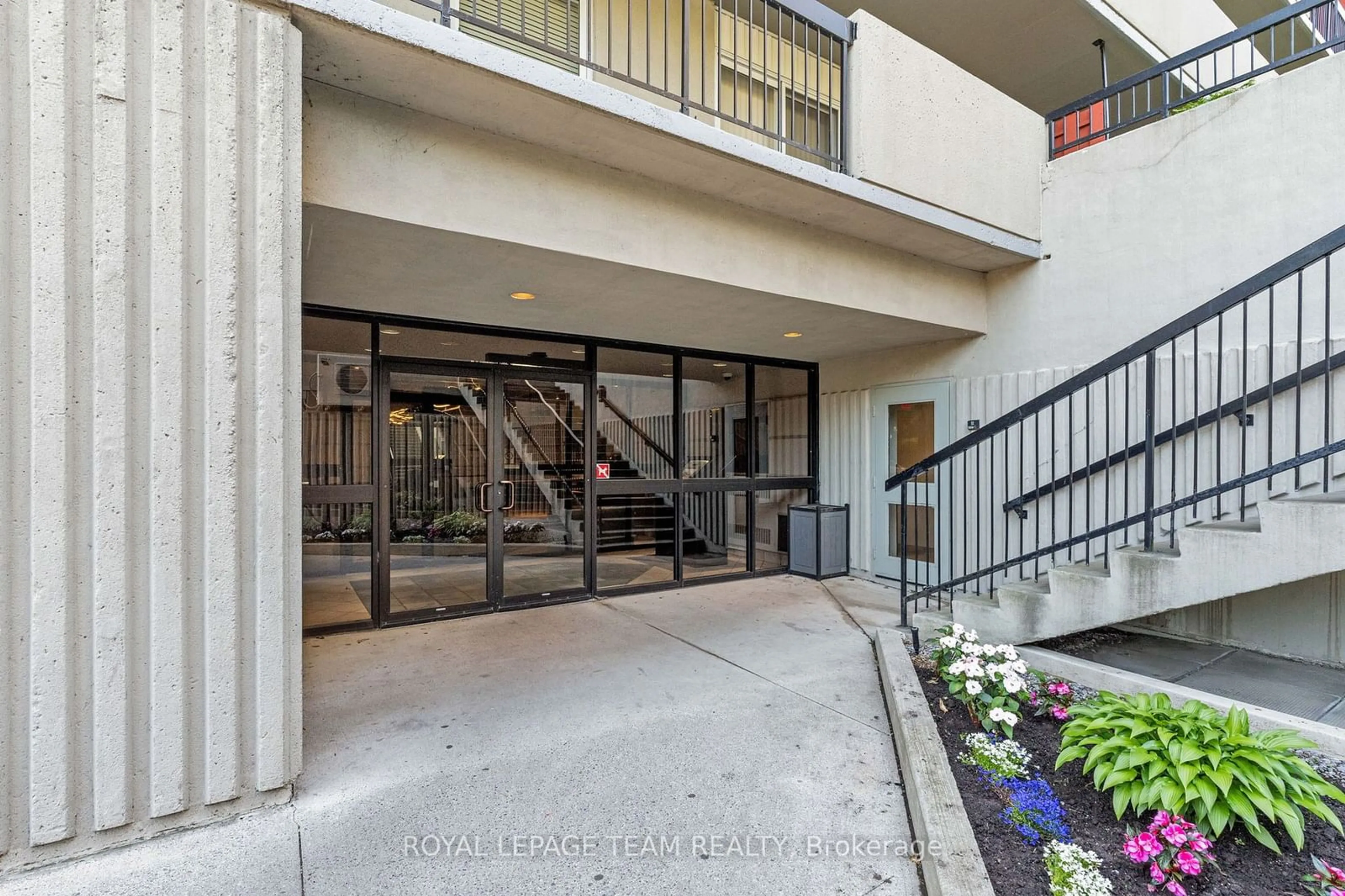 Indoor foyer for 158C Mcarthur Ave #304, Vanier and Kingsview Park Ontario K1L 8E7