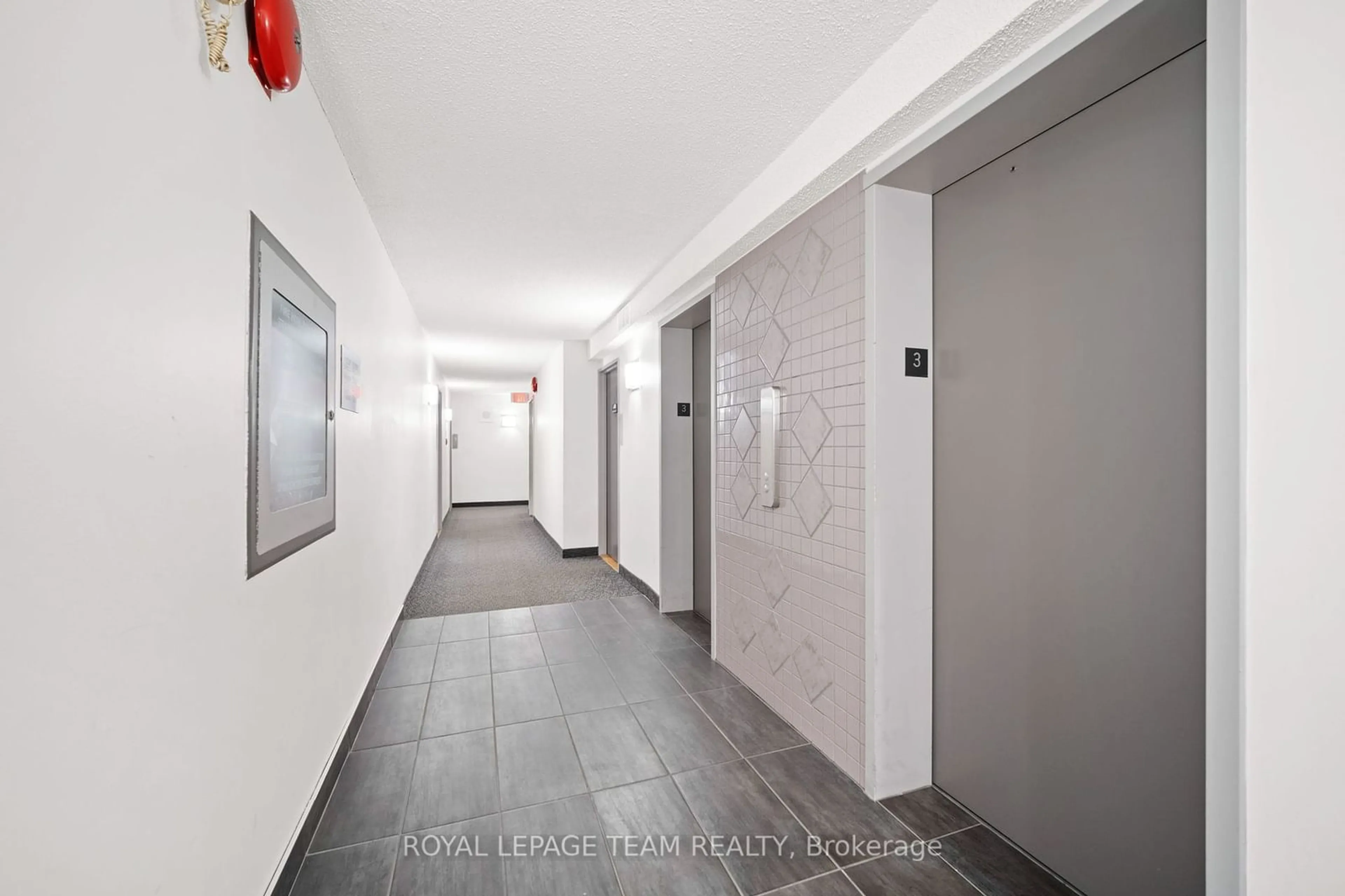 Indoor foyer for 158C Mcarthur Ave #304, Vanier and Kingsview Park Ontario K1L 8E7