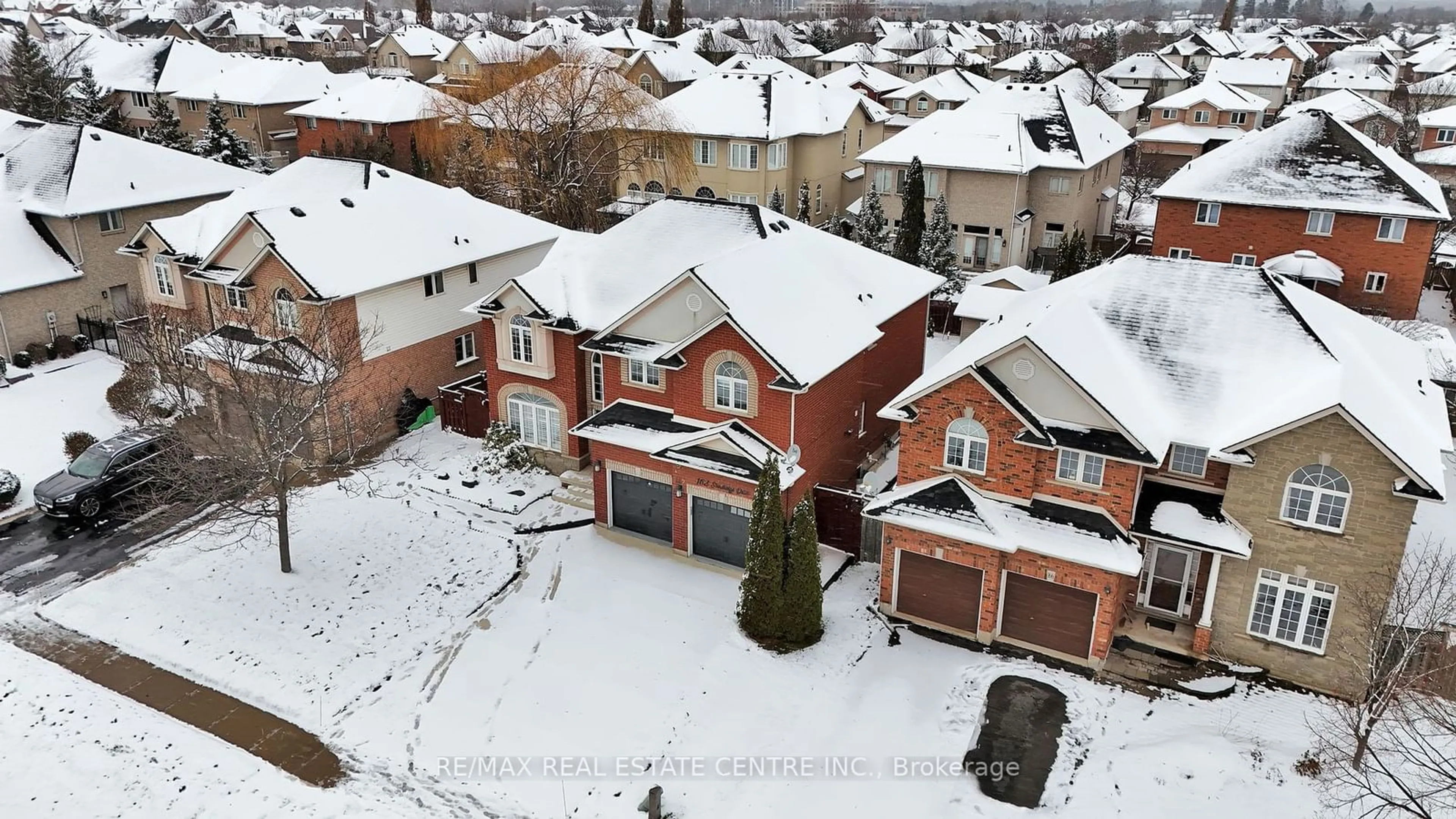 A pic from outside/outdoor area/front of a property/back of a property/a pic from drone, street for 162 Stonehenge Dr, Hamilton Ontario L9K 1M8