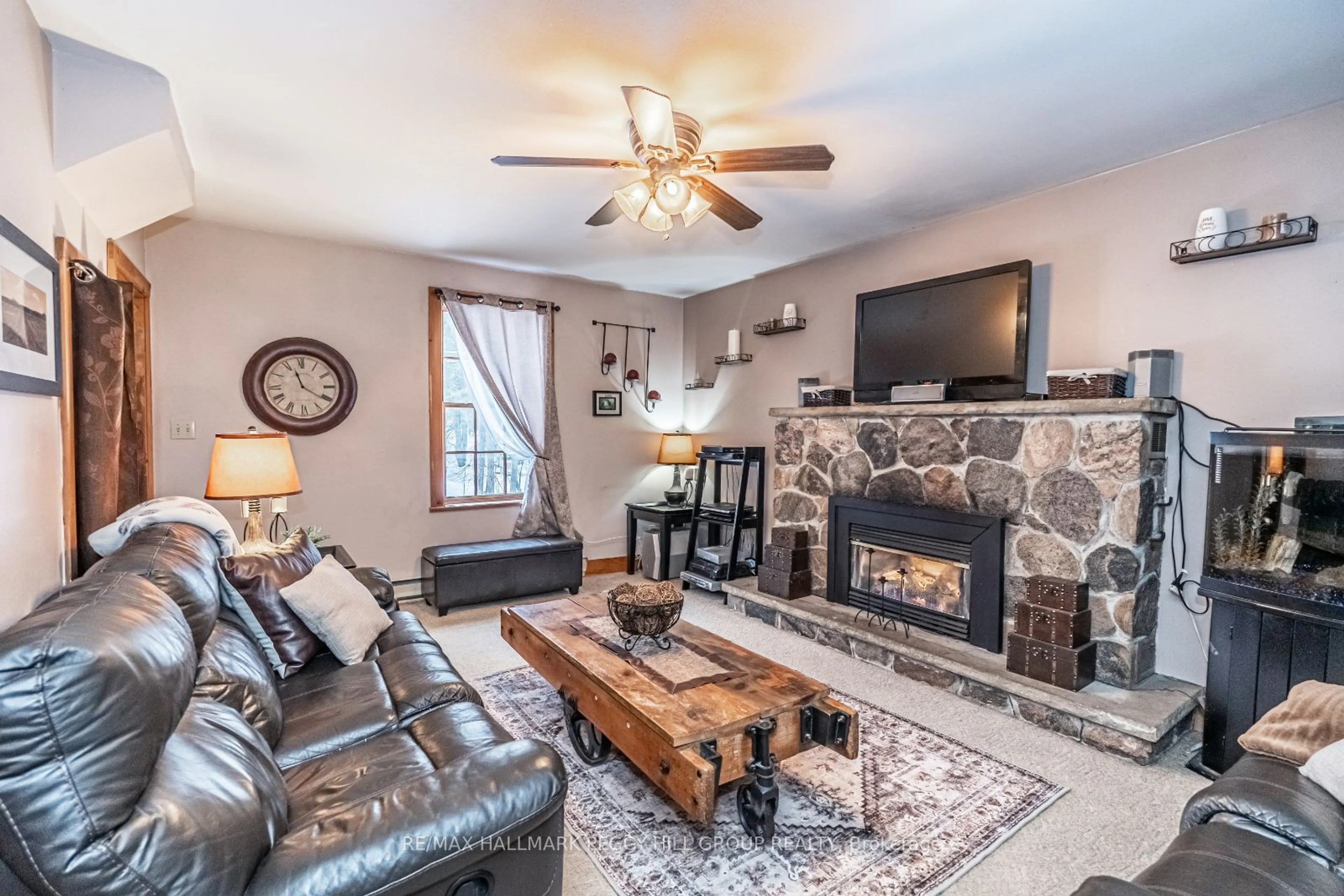 Living room with furniture, unknown for 1016 Manson Lane, Gravenhurst Ontario P0E 1N0