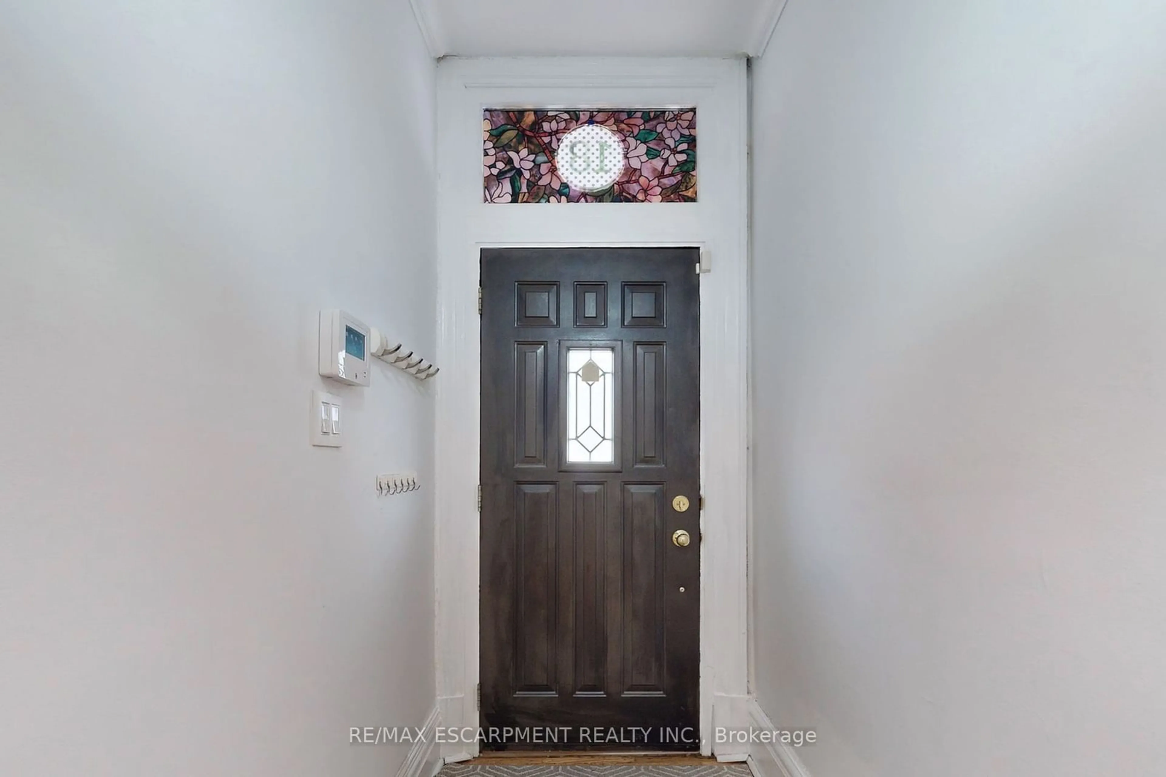 Indoor entryway for 18 Spring St, Hamilton Ontario L8N 2N9