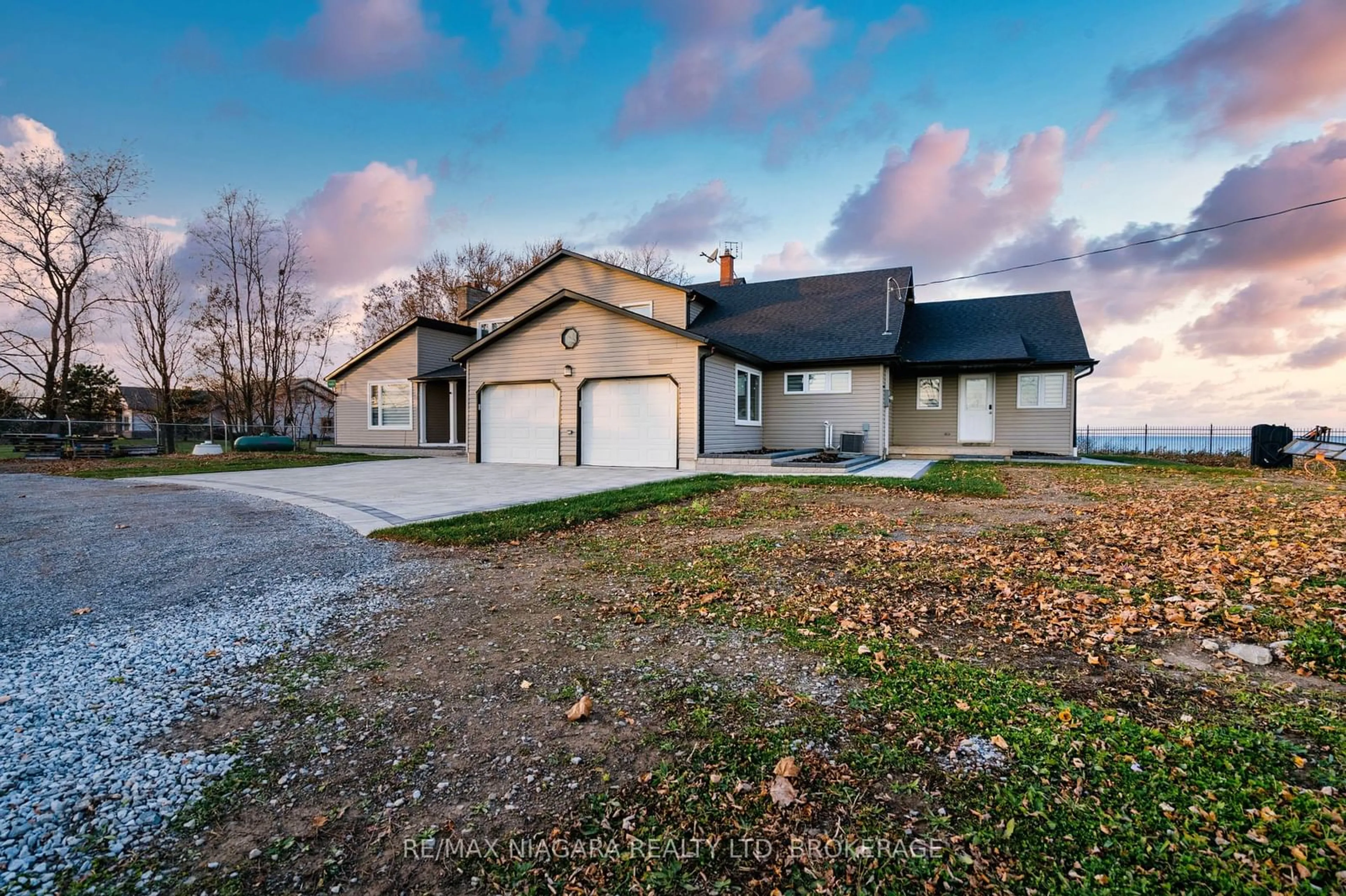 A pic from outside/outdoor area/front of a property/back of a property/a pic from drone, street for 4845 North Service Rd, Lincoln Ontario L0R 1B0