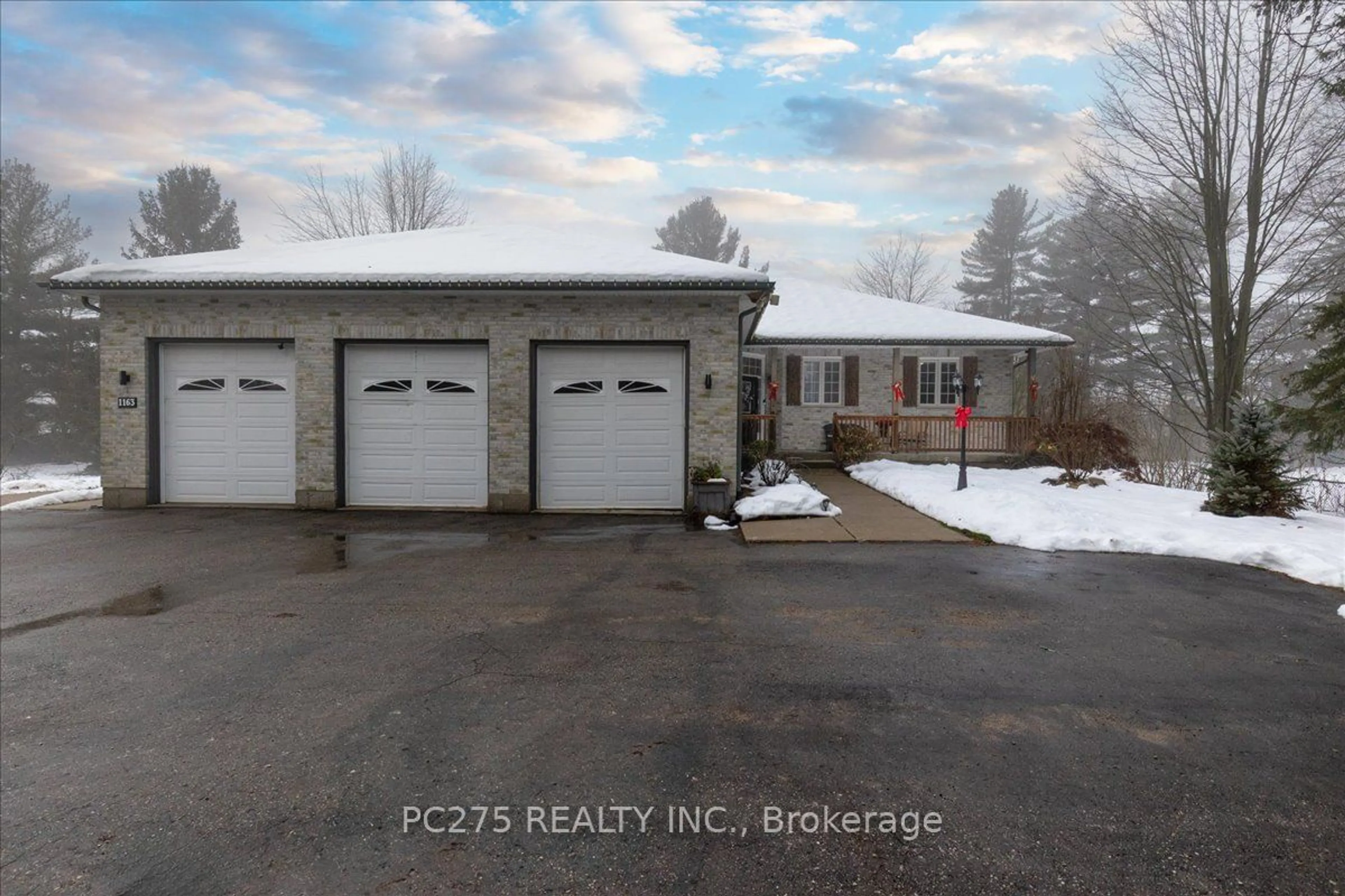 Indoor garage for 1163 Crumlin Sdrd, London Ontario N5V 1R6