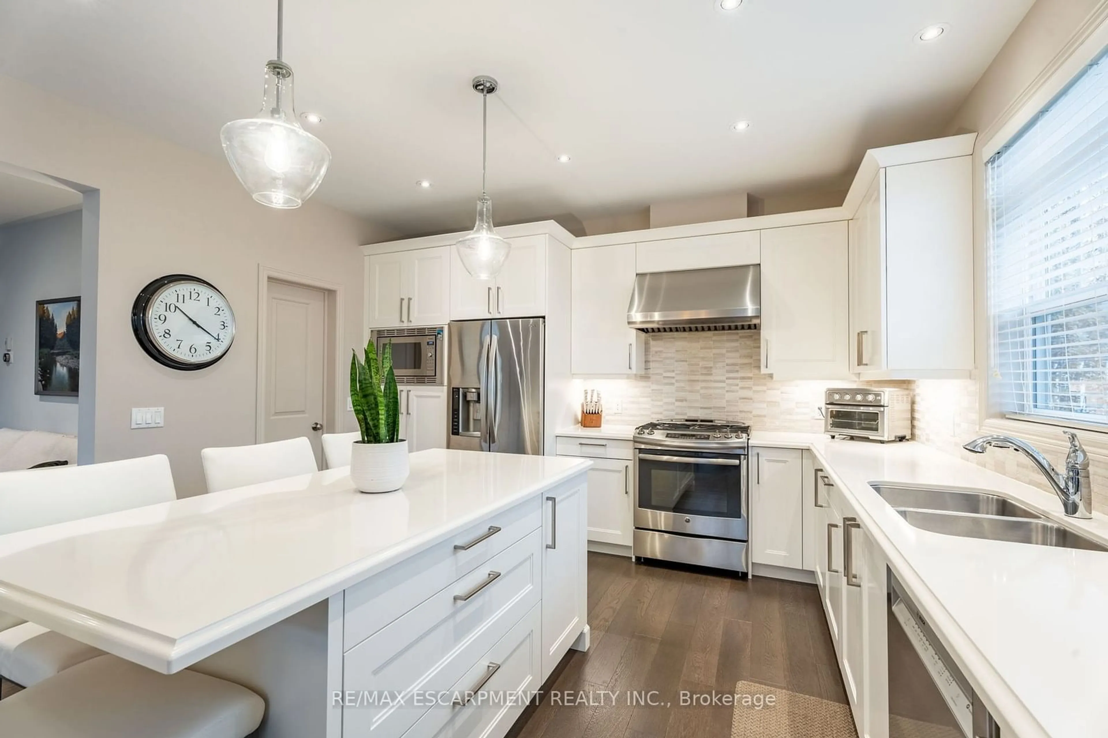 Open concept kitchen, unknown for 27 Willow Bank Common, St. Catharines Ontario L2S 4C8