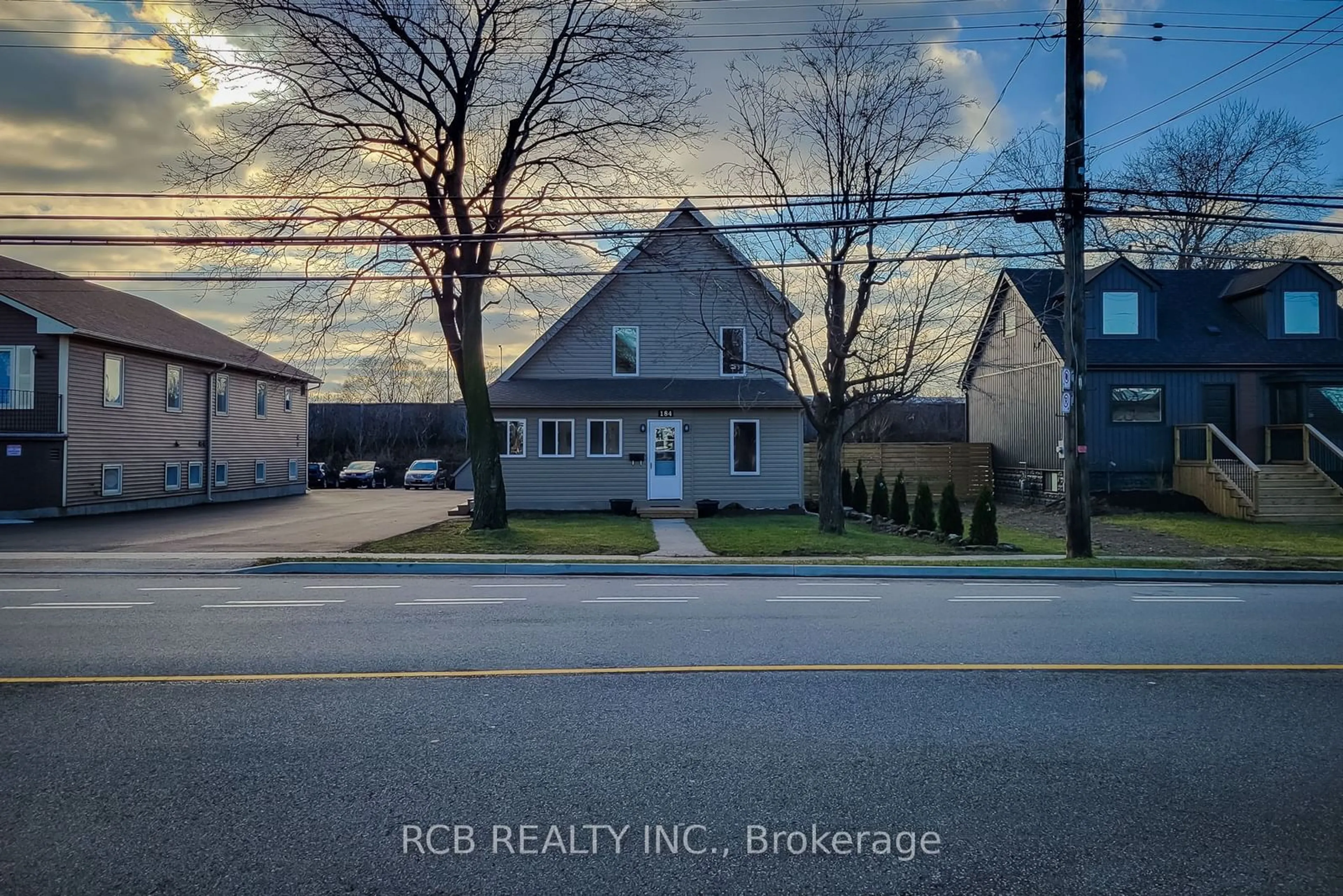 A pic from outside/outdoor area/front of a property/back of a property/a pic from drone, street for 184 Beach Blvd, Hamilton Ontario L8H 6V9