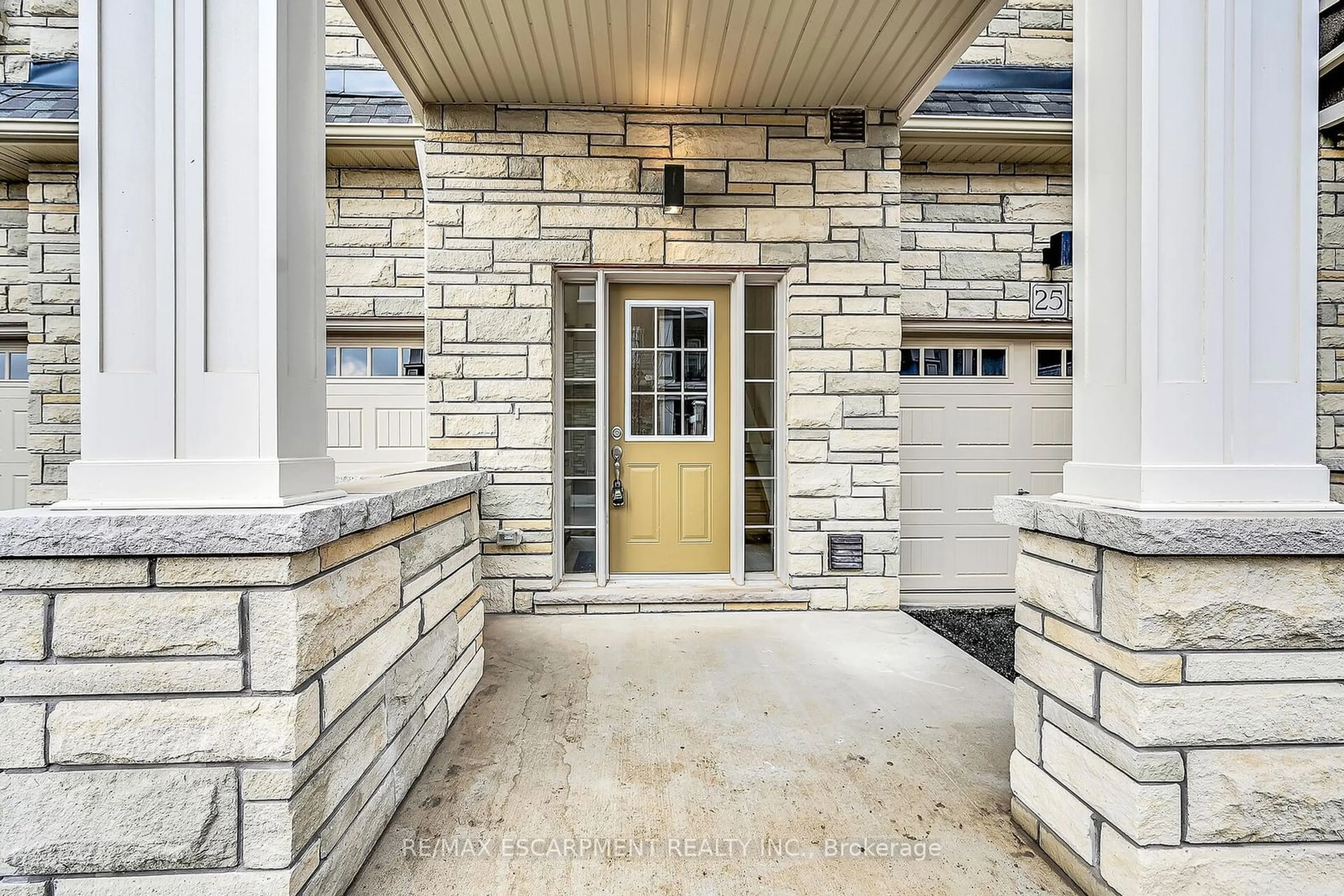 Indoor entryway for 305 Garner Rd #26, Hamilton Ontario L9G 3K9