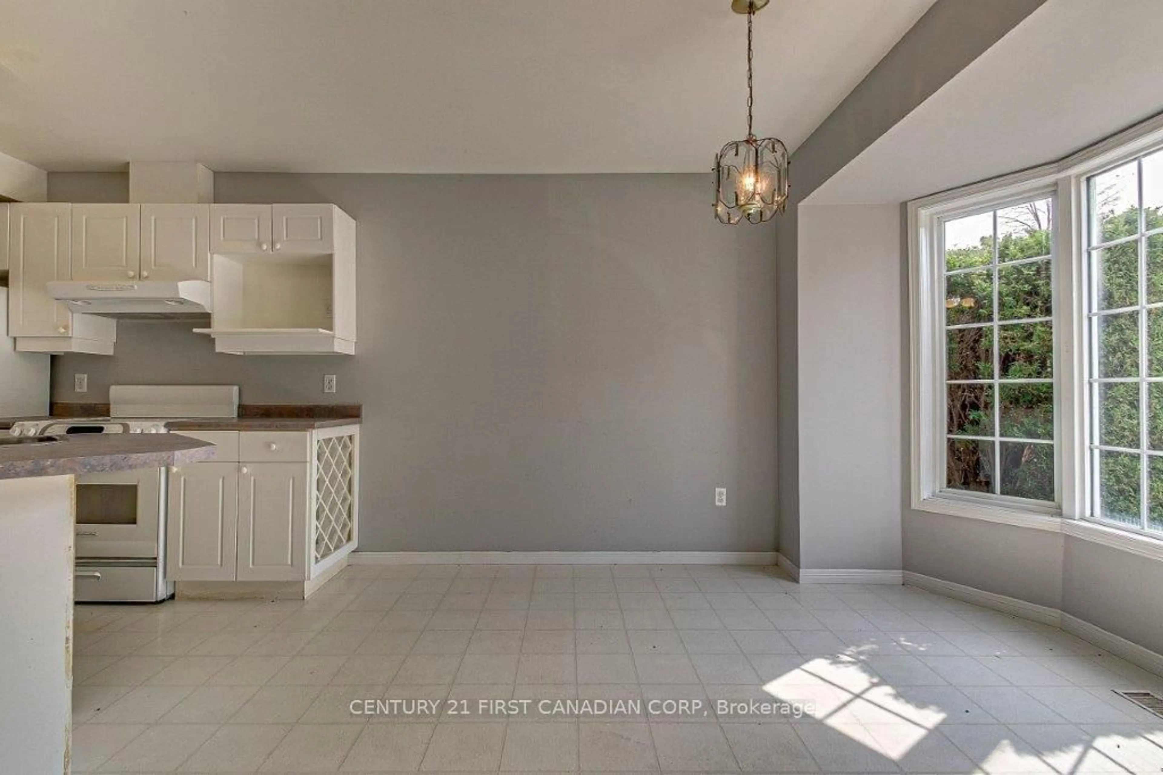 Open concept kitchen, ceramic/tile floor for 20 Kernohan Pkwy #32, London Ontario N6J 4Y3