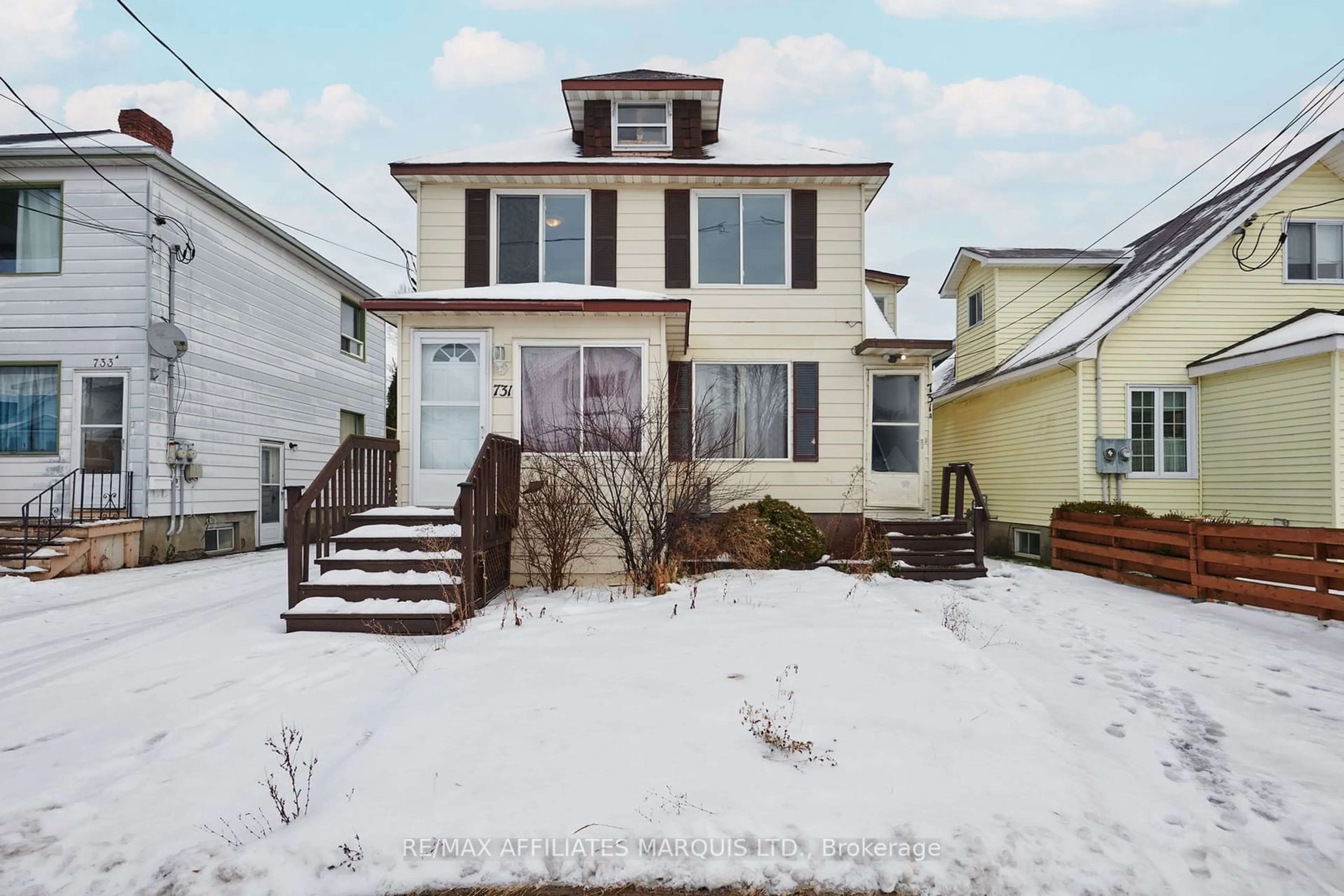 A pic from outside/outdoor area/front of a property/back of a property/a pic from drone, street for 731 Amelia St #& 731a, Cornwall Ontario K6H 3R4