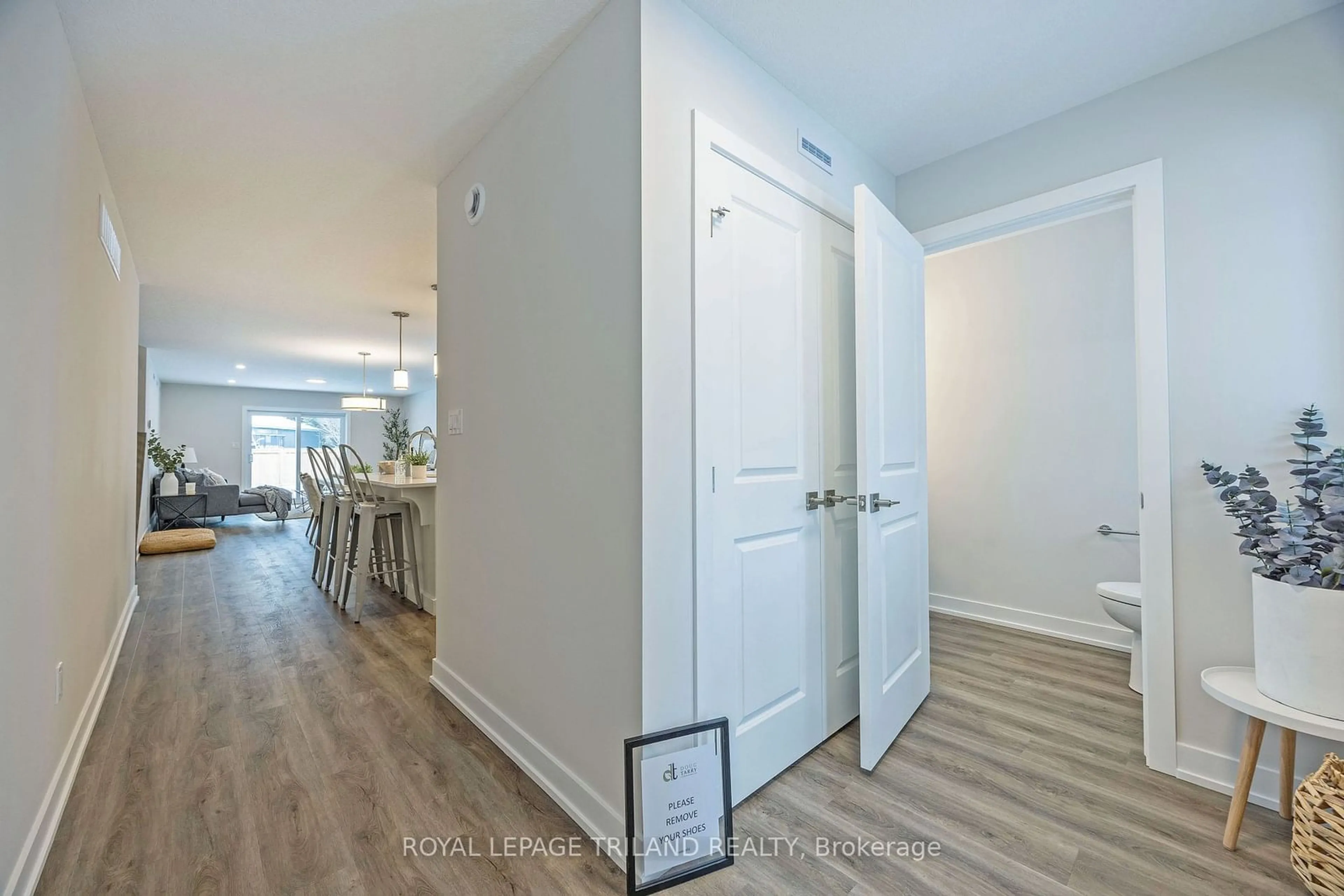 Indoor entryway for 56 Hickory Lane, St. Thomas Ontario N5R 6K9