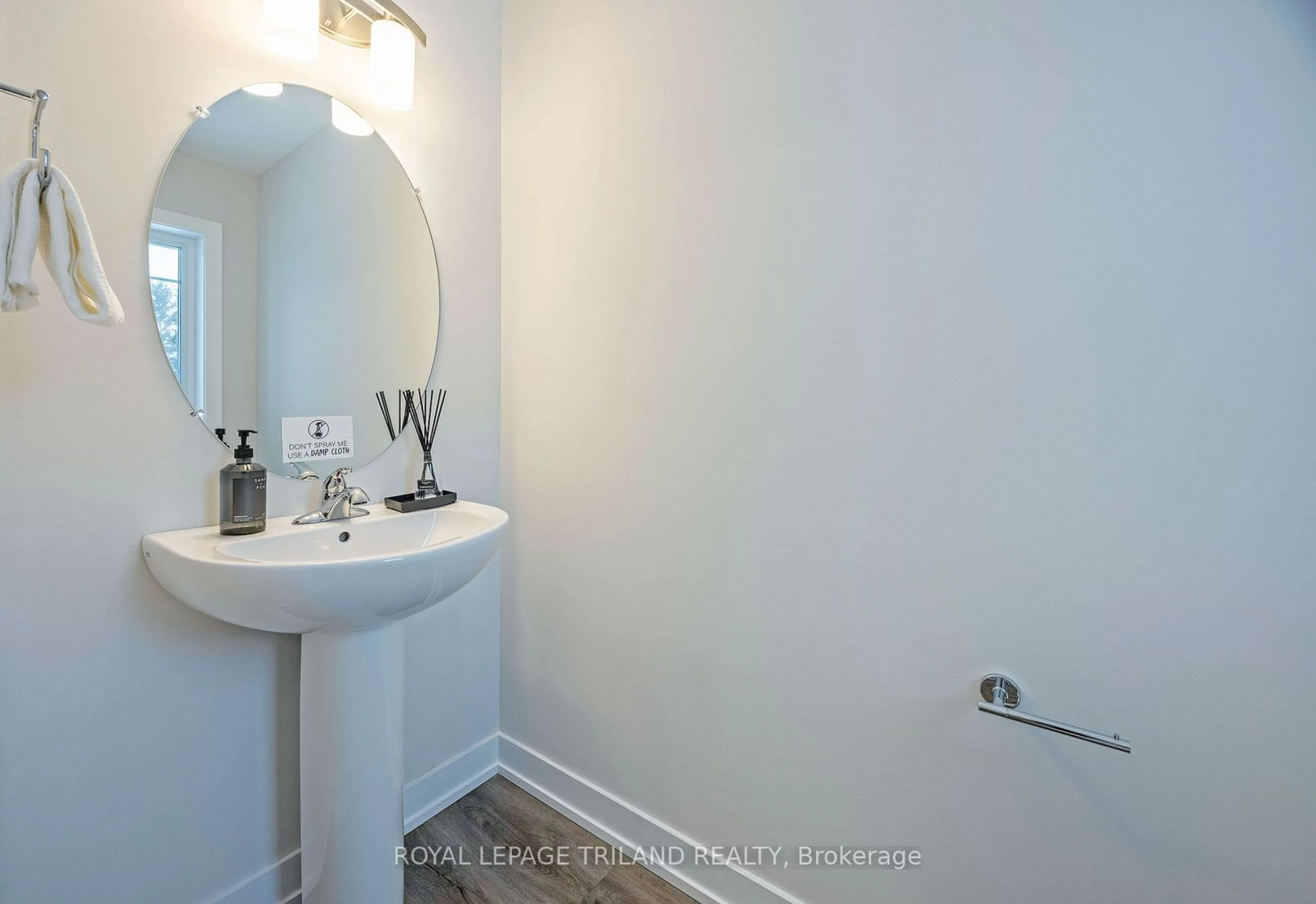 Standard bathroom, ceramic/tile floor for 56 Hickory Lane, St. Thomas Ontario N5R 6K9