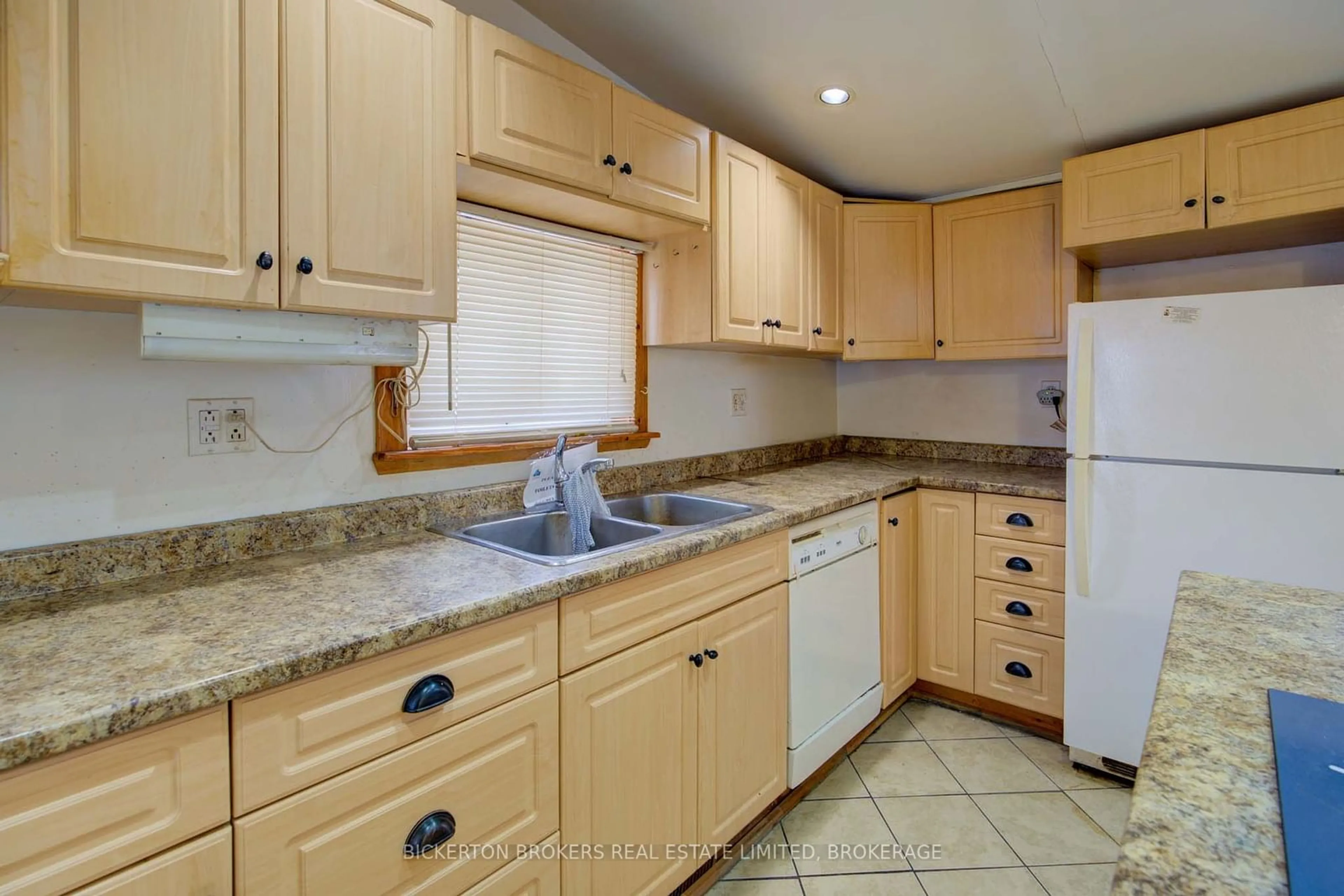 Standard kitchen, ceramic/tile floor for 344 King St, Gananoque Ontario K7G 1G7