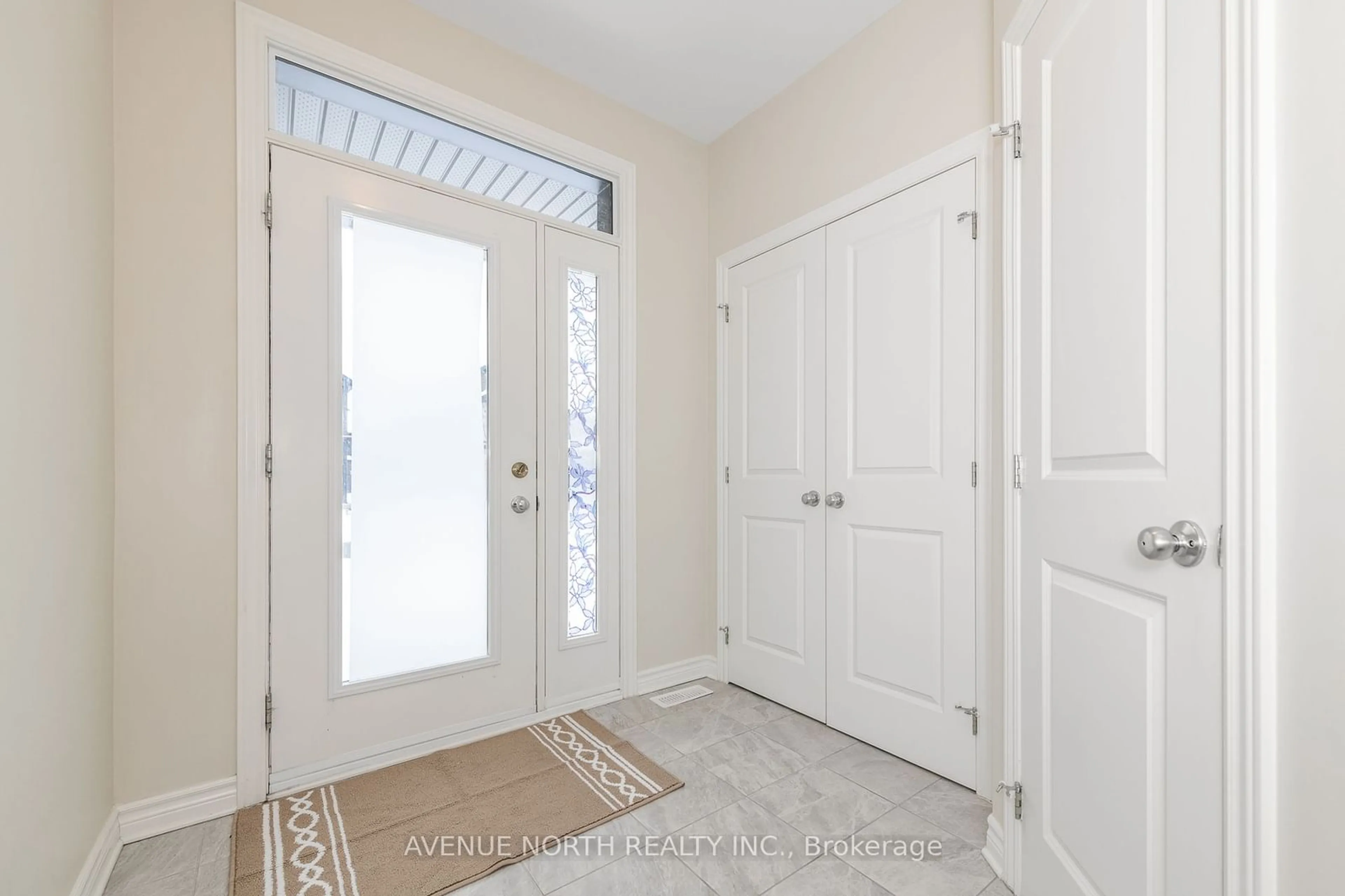 Indoor entryway for 732 NAMUR St, Russell Ontario K0A 1W0