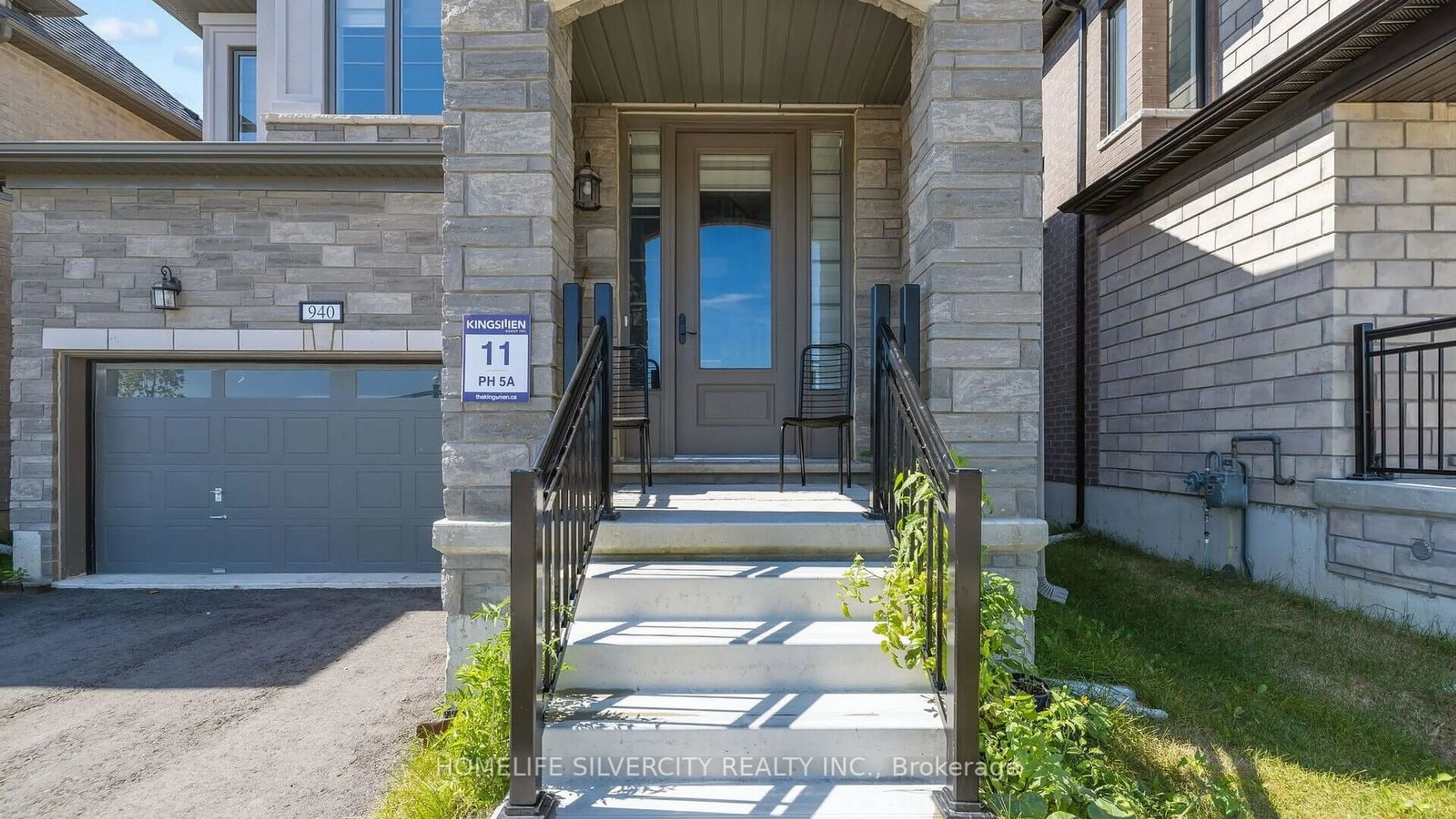 Indoor entryway for 940 Sobeski Ave, Woodstock Ontario N4T 0N7