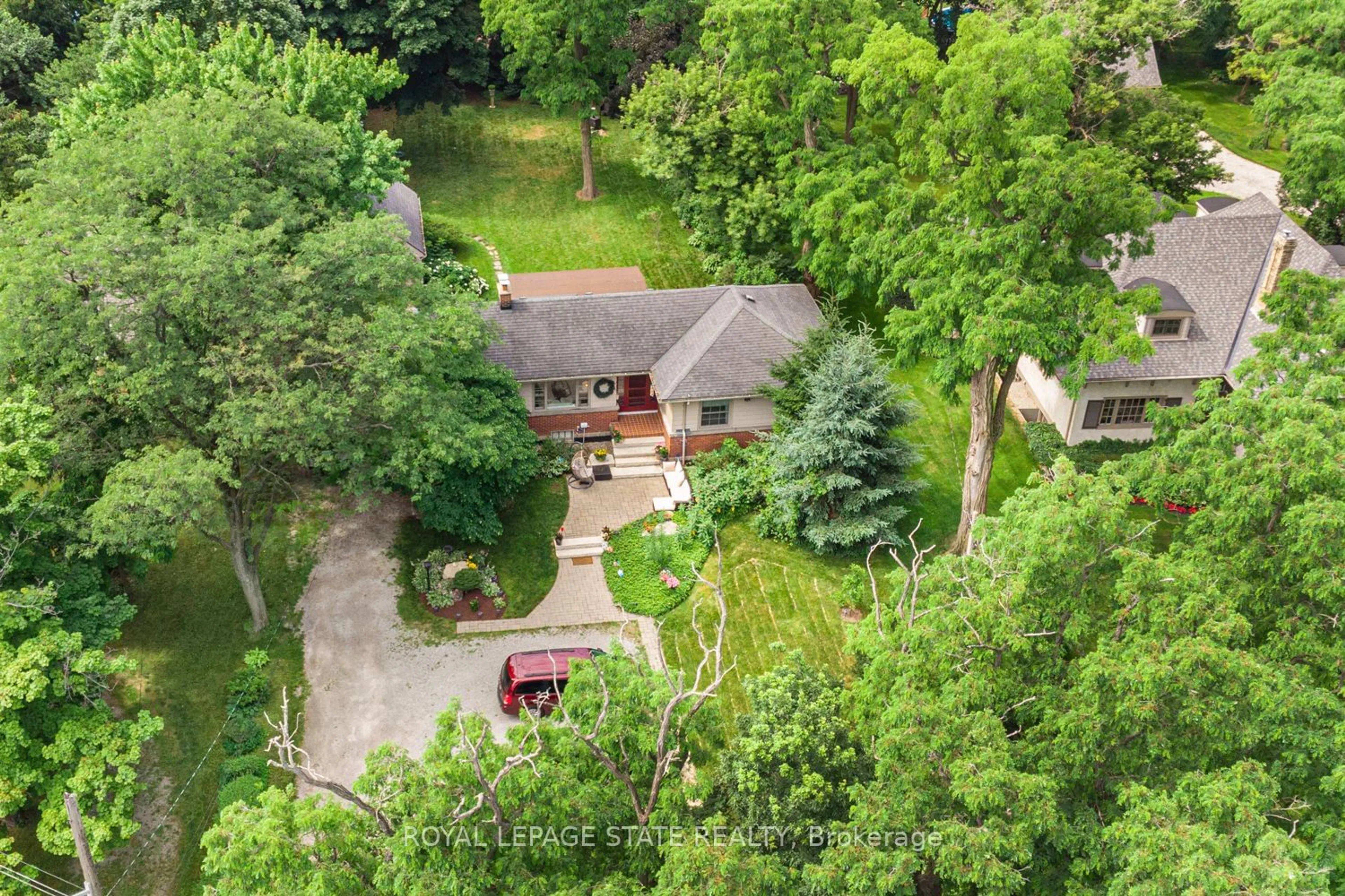 A pic from outside/outdoor area/front of a property/back of a property/a pic from drone, unknown for 2 Mountain Brow Blvd, Hamilton Ontario L8T 1A3