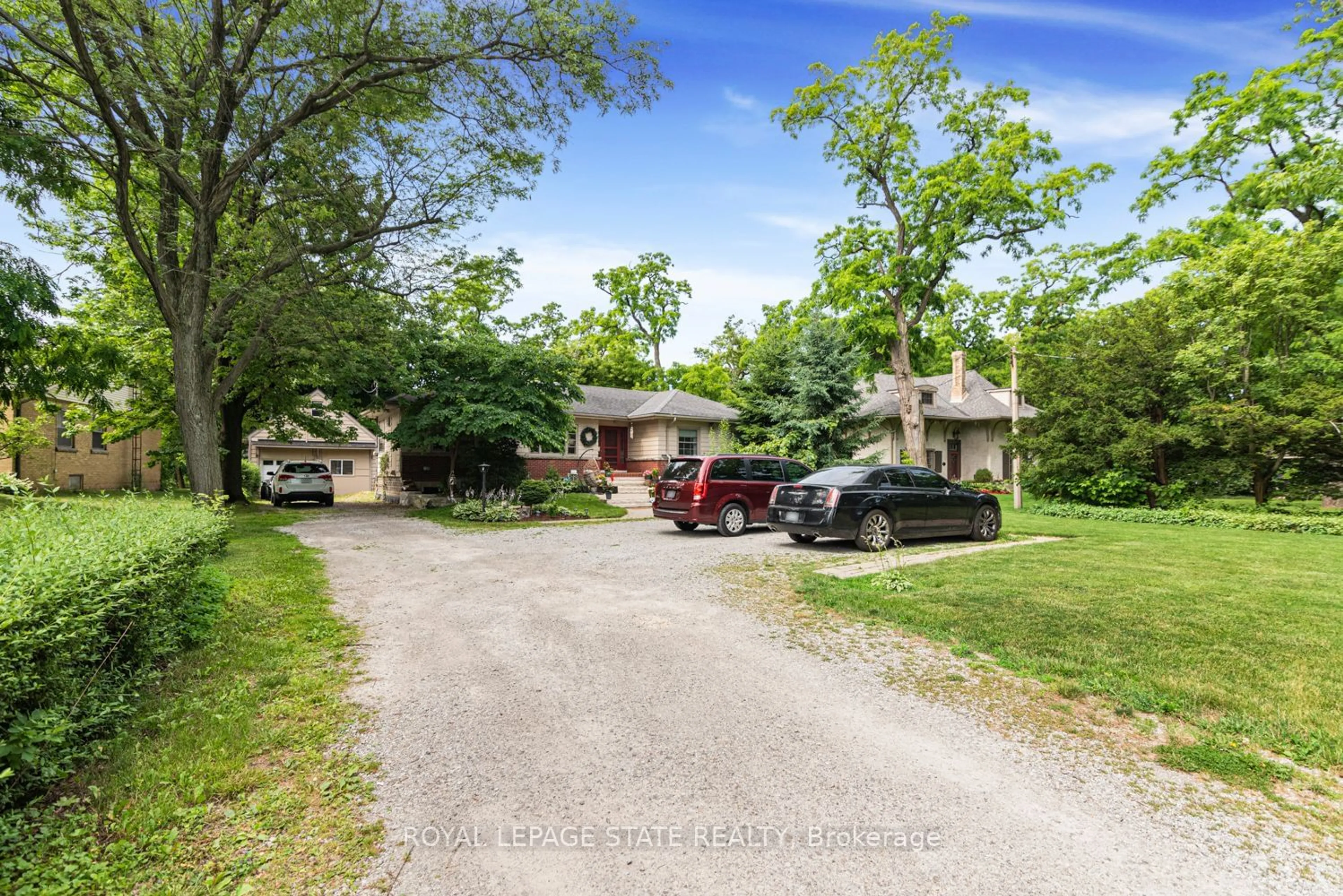 A pic from outside/outdoor area/front of a property/back of a property/a pic from drone, street for 2 Mountain Brow Blvd, Hamilton Ontario L8T 1A3