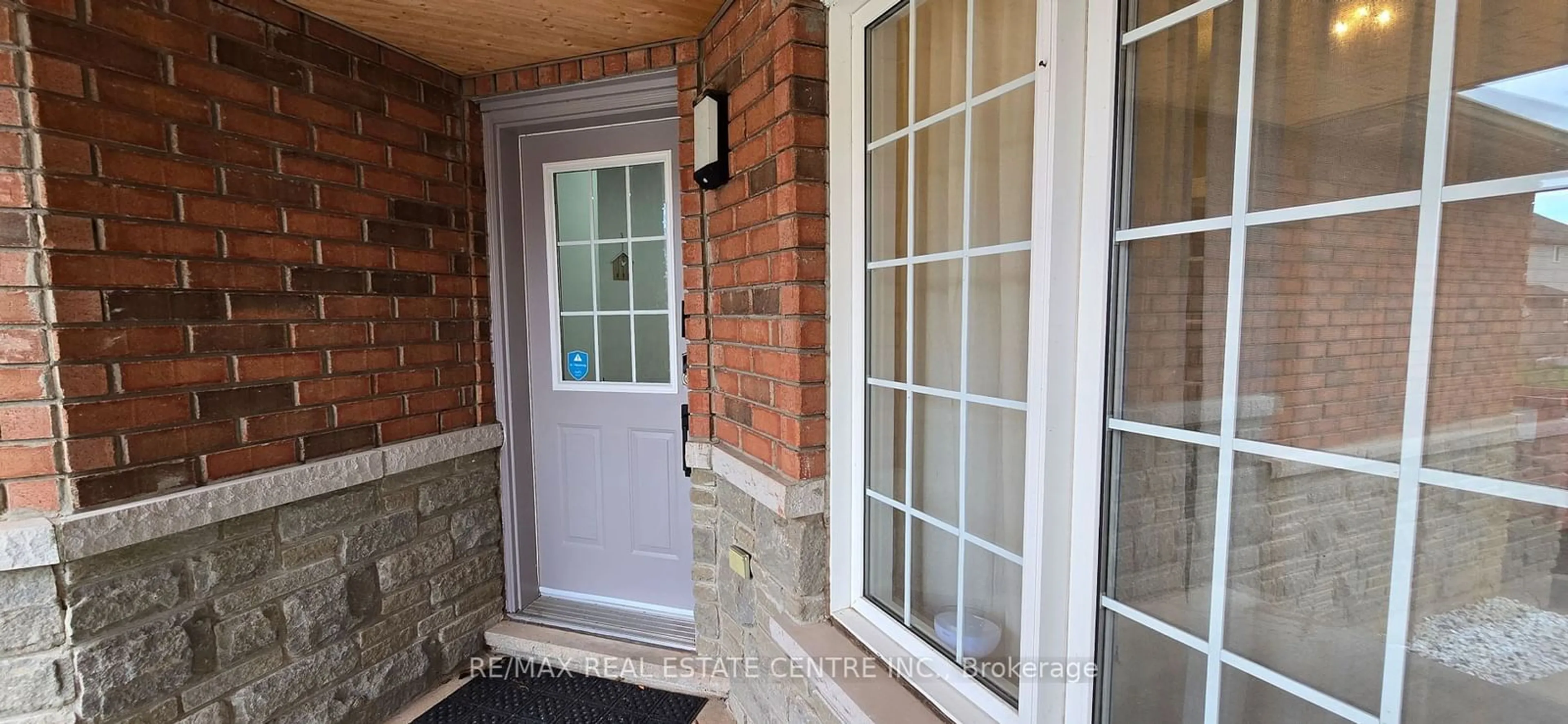 Indoor entryway for 210 Dorchester Dr, Grimsby Ontario L3M 5K8