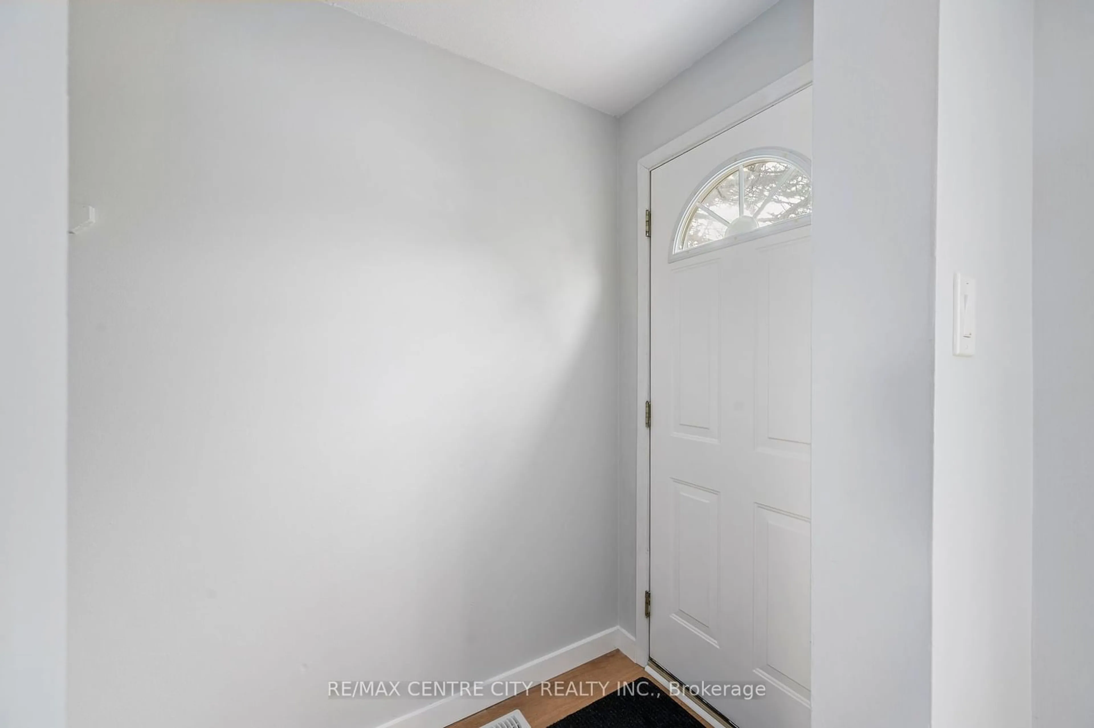 Indoor entryway for 40 Tiffany Dr #74, London Ontario N5V 3N3