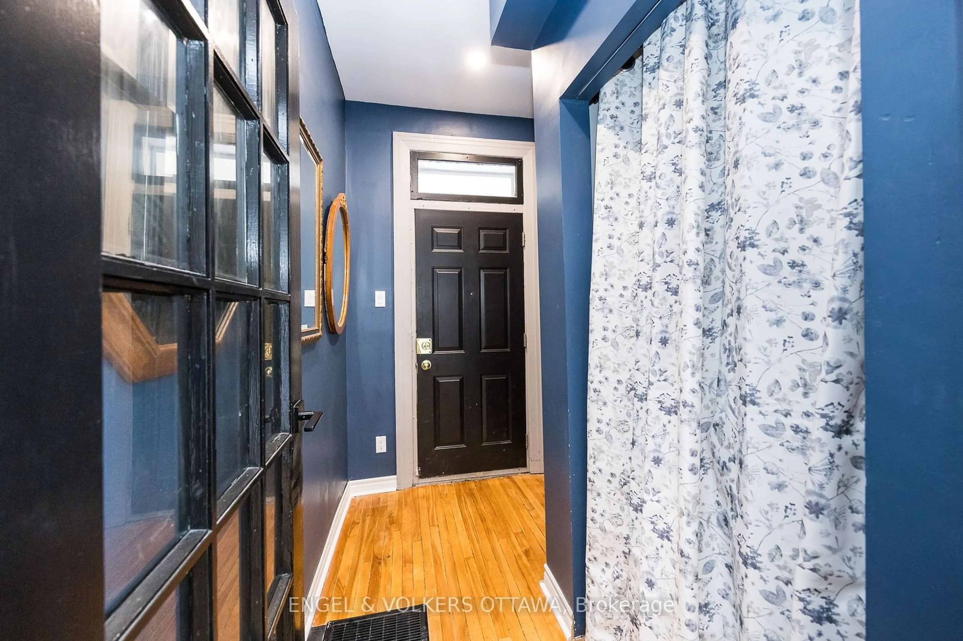 Indoor entryway for 274 FLORA St, Ottawa Centre Ontario K1R 5S3