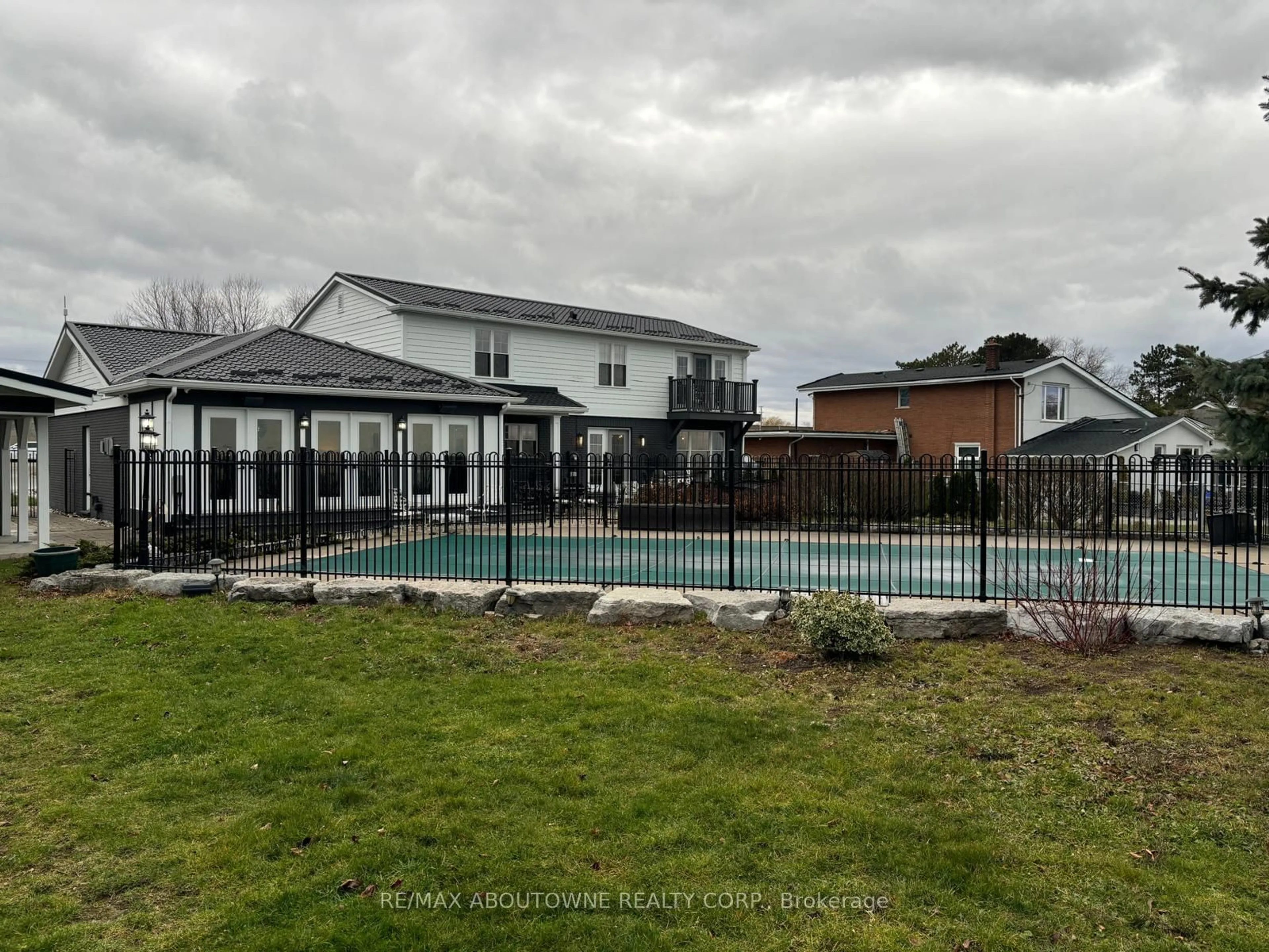 Pool for 1073 North Service Rd, Hamilton Ontario L8E 5E1