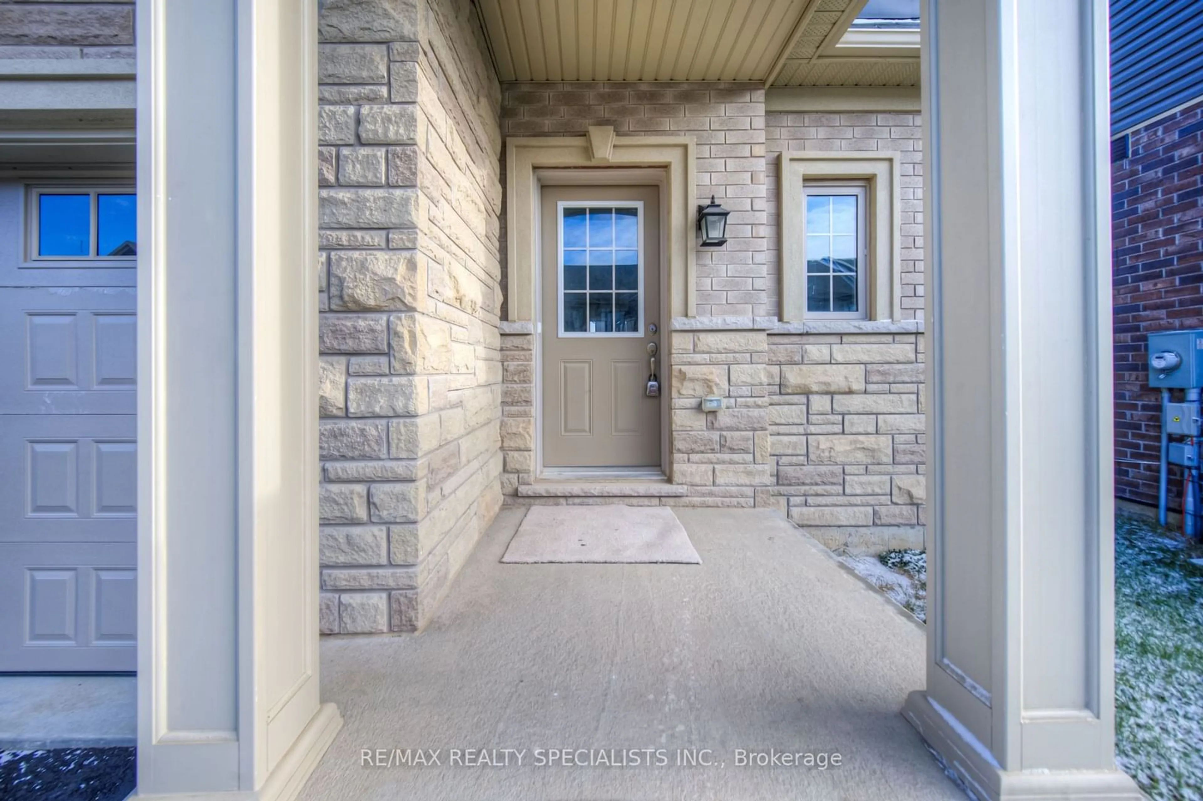 Indoor entryway for 4 Poole St, Brantford Ontario N3V 0B2