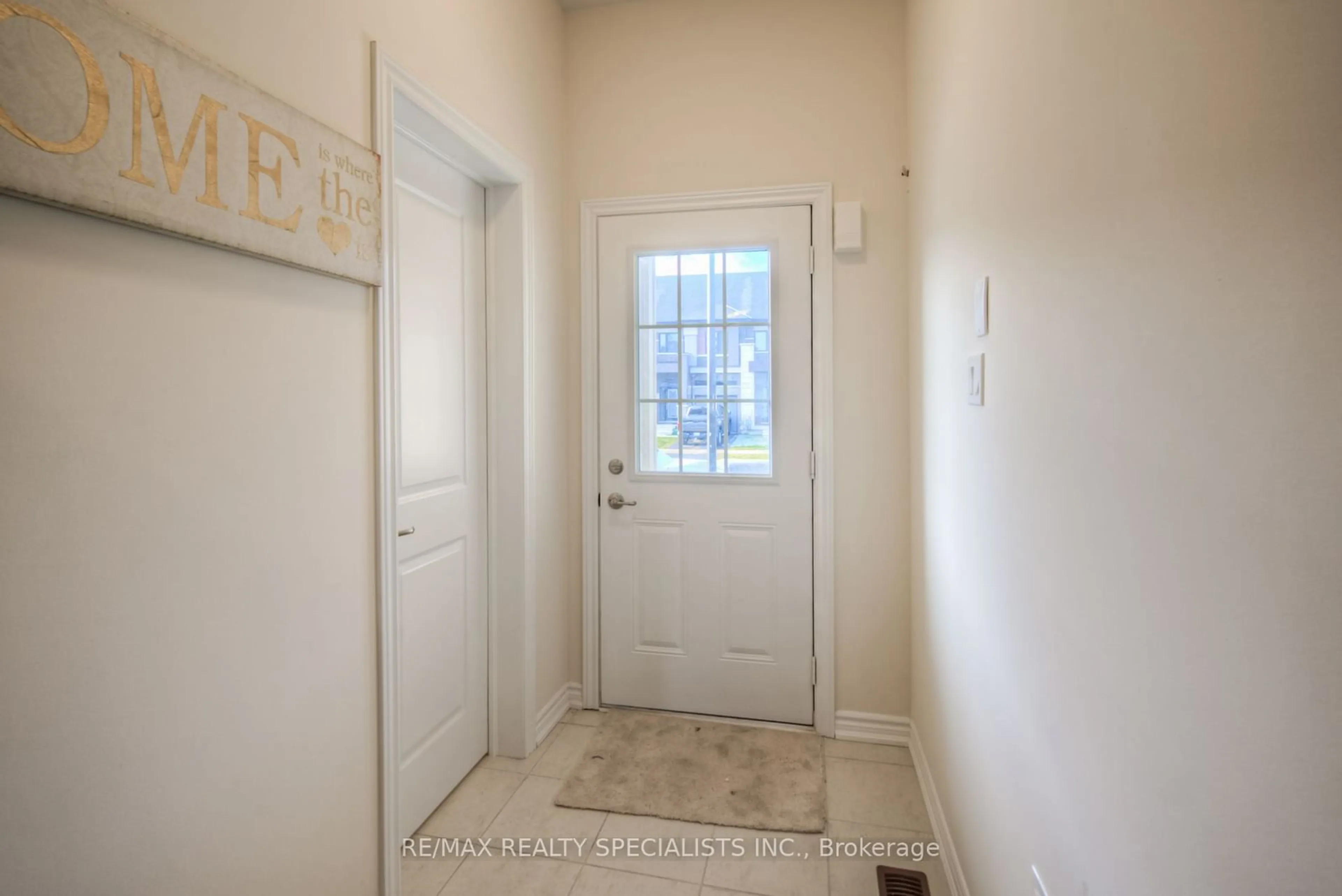 Indoor entryway for 4 Poole St, Brantford Ontario N3V 0B2