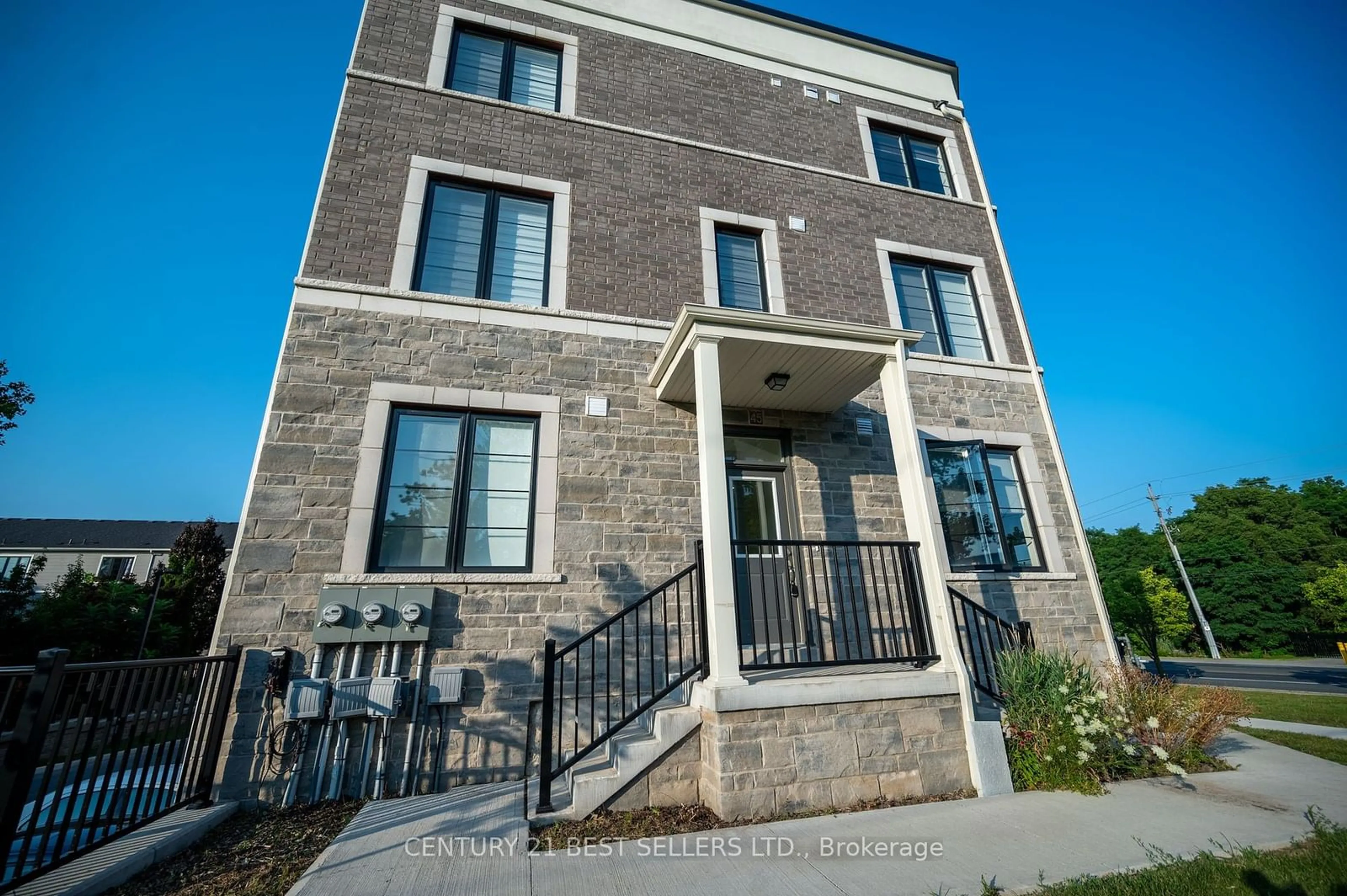 Home with brick exterior material, building for 383 Dundas St #45, Hamilton Ontario L0R 2H3