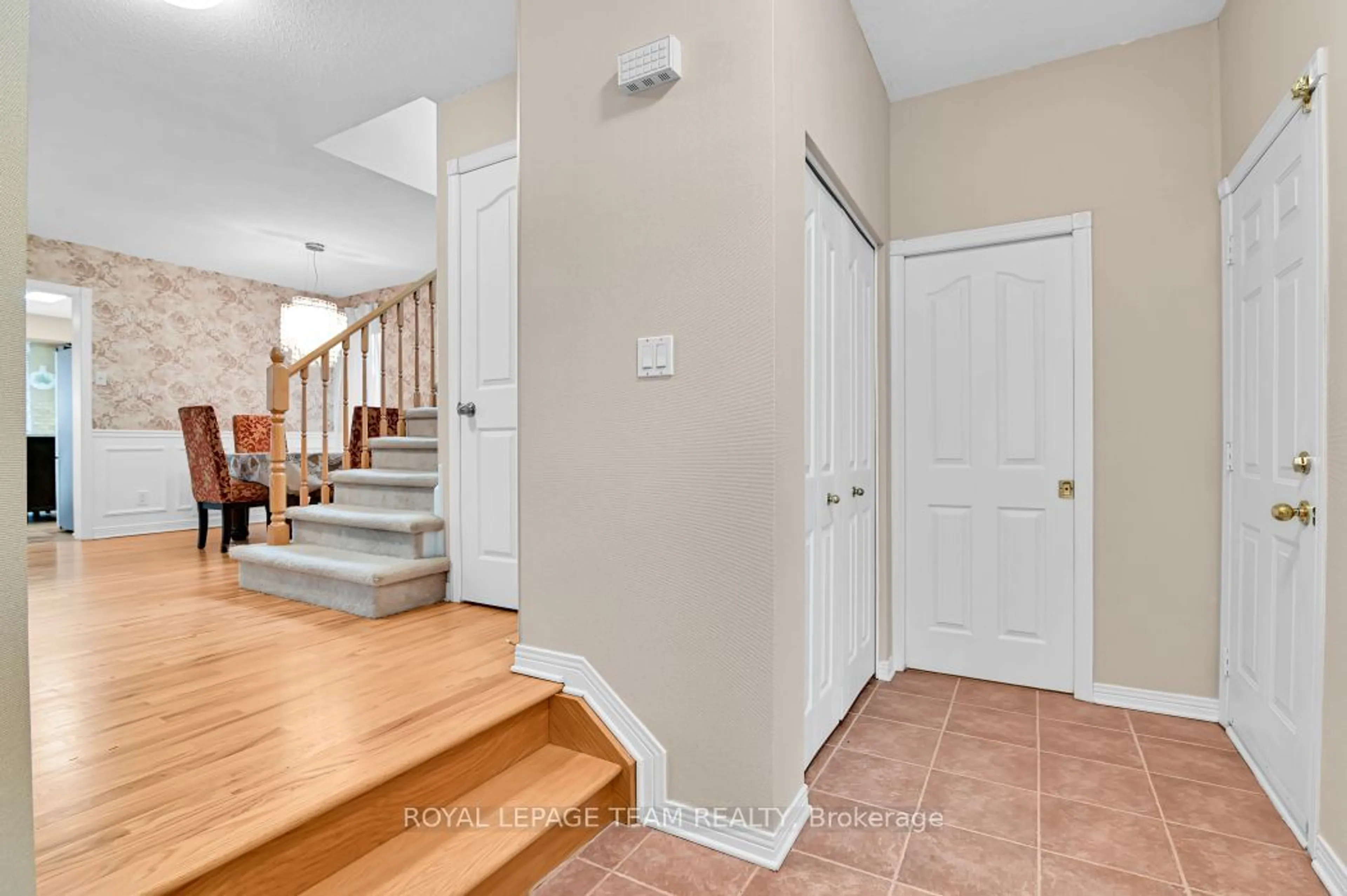 Indoor entryway for 15 Spur Ave, Kanata Ontario K2M 2B5