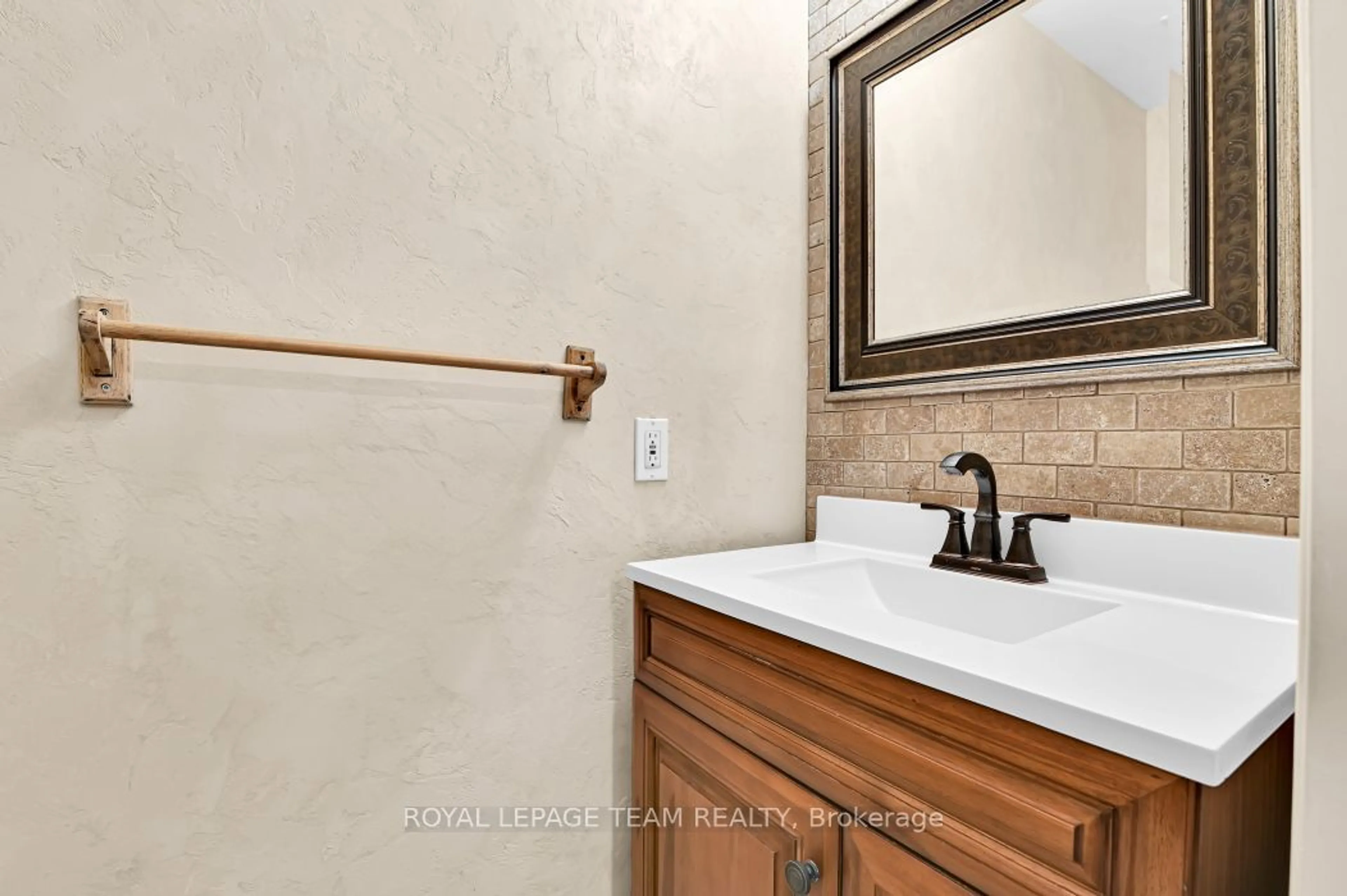 Standard bathroom, ceramic/tile floor for 15 Spur Ave, Kanata Ontario K2M 2B5