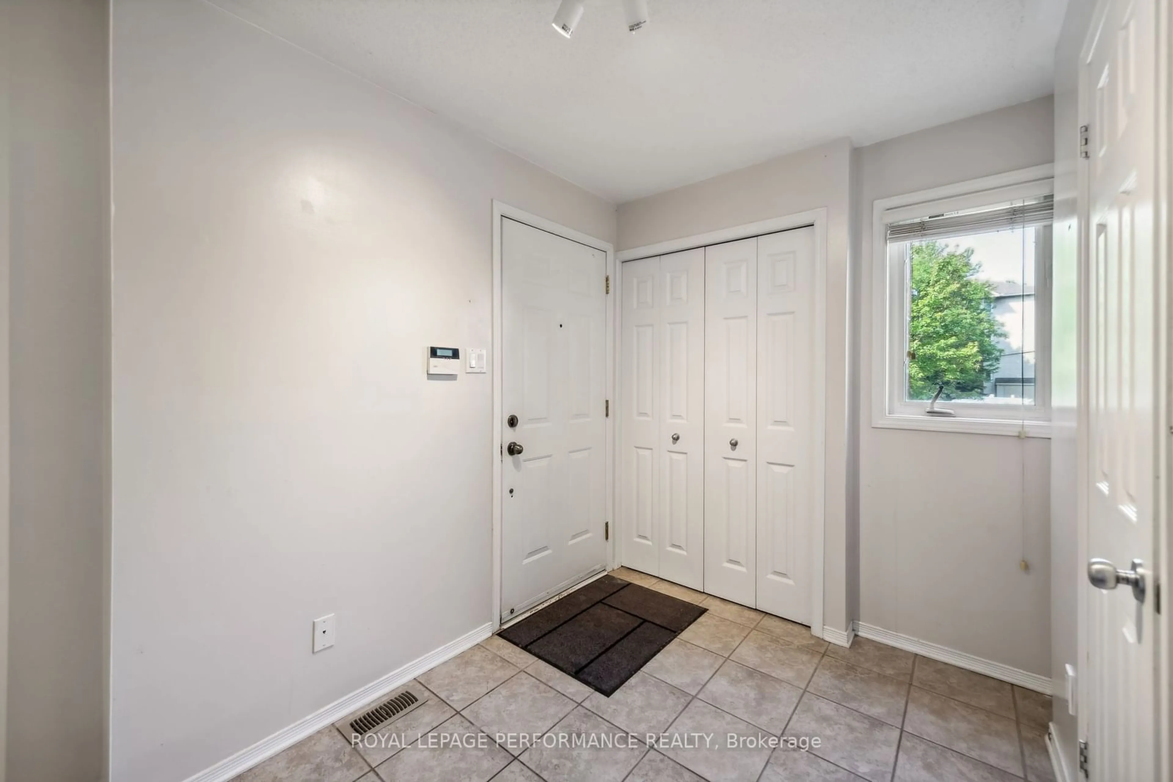 Indoor entryway for 75 Strathaven Private, Cyrville - Carson Grove - Pineview Ontario K1J 1K7