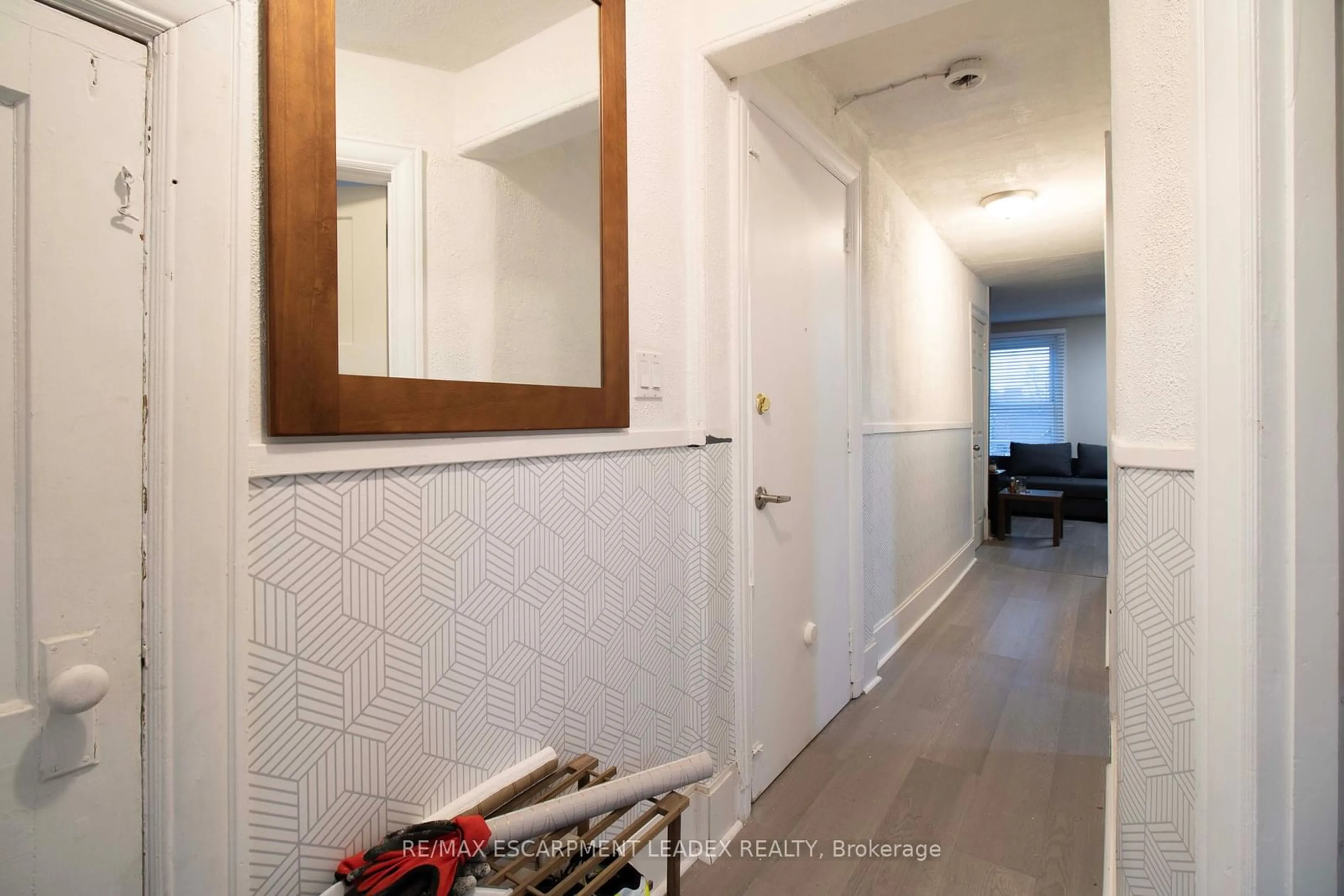 Indoor entryway for 417 King St, Hamilton Ontario L8P 1B5