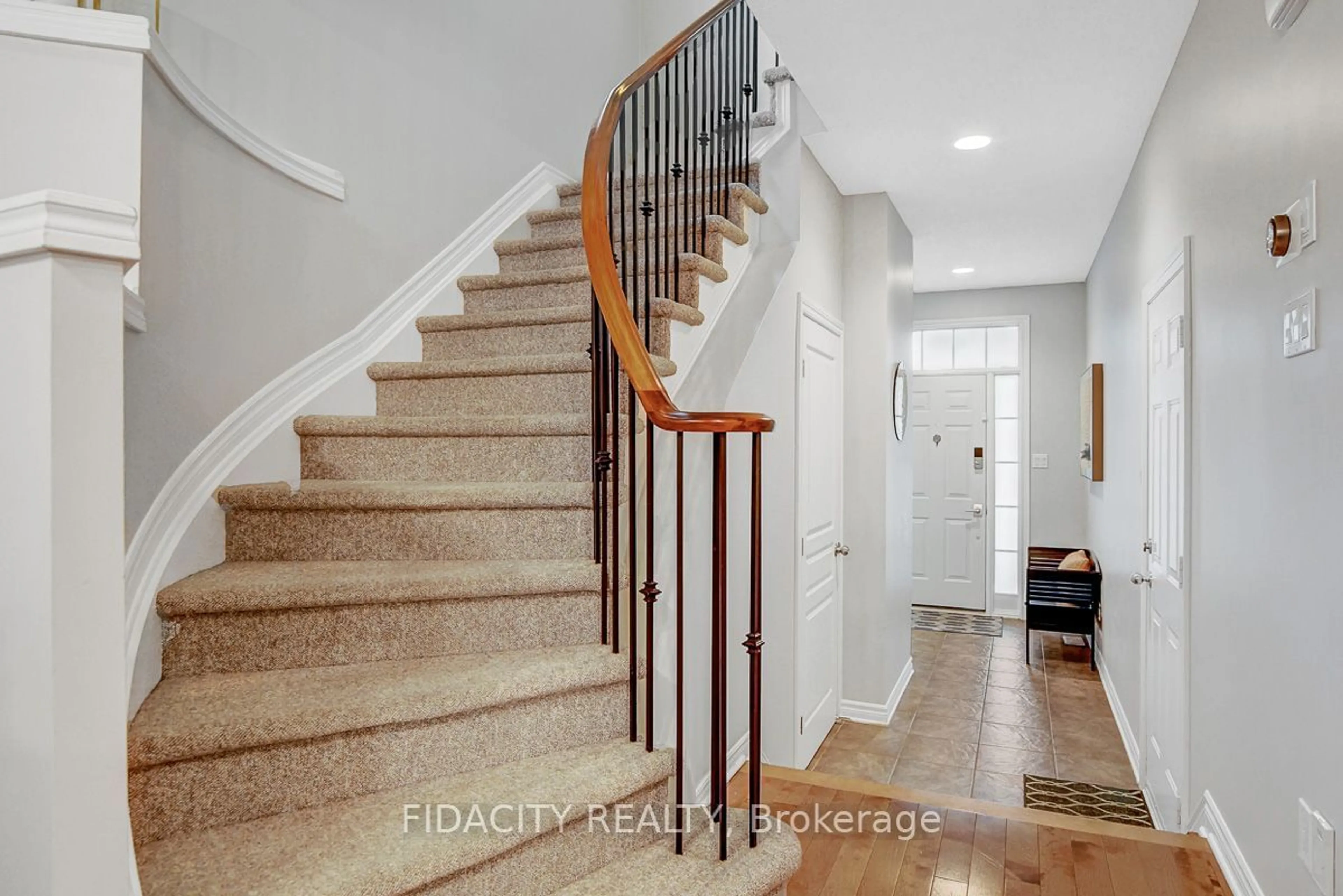 Indoor entryway for 226 Saddlesmith Circ, Kanata Ontario K2M 2Z1