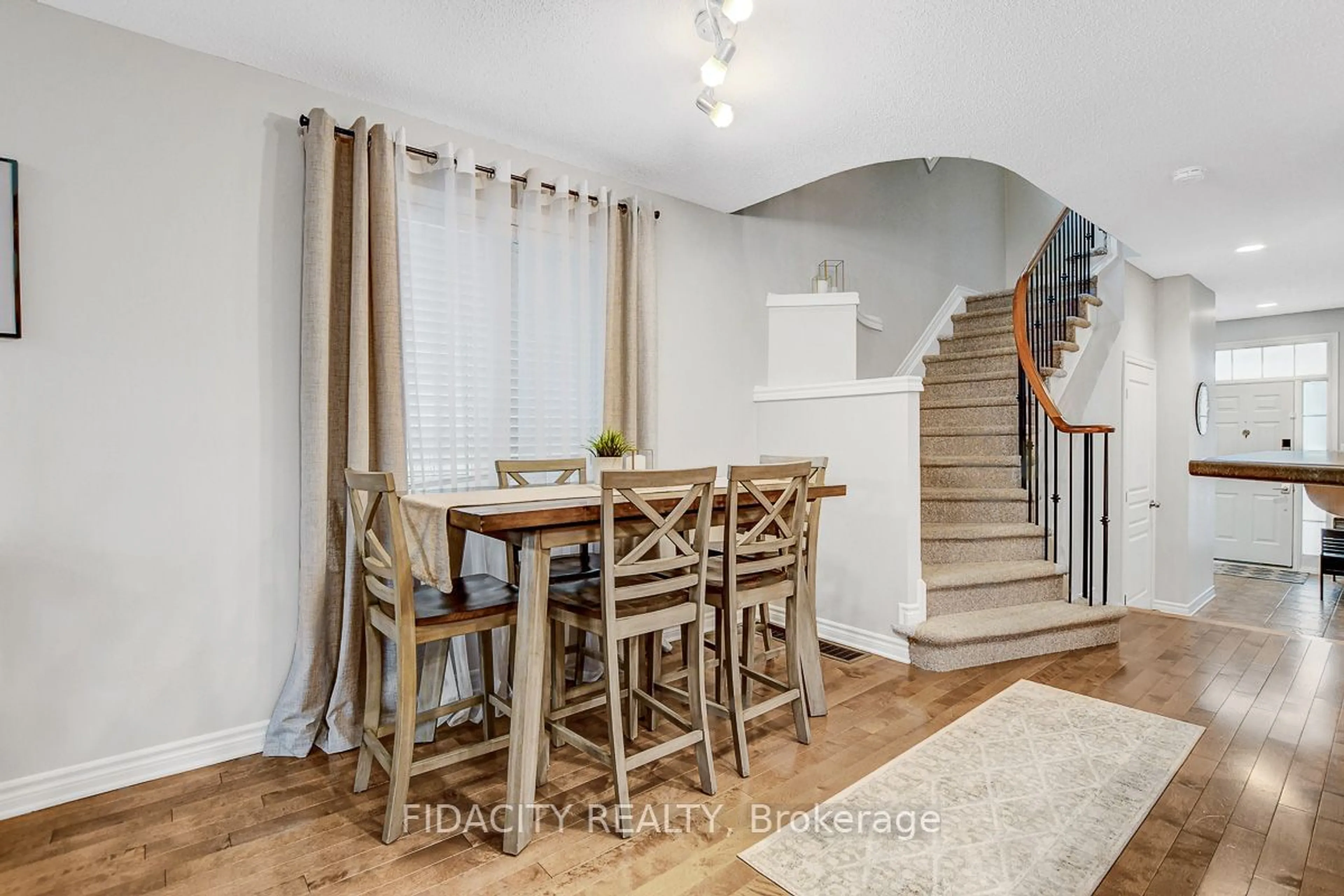 Dining room, wood/laminate floor for 226 Saddlesmith Circ, Kanata Ontario K2M 2Z1