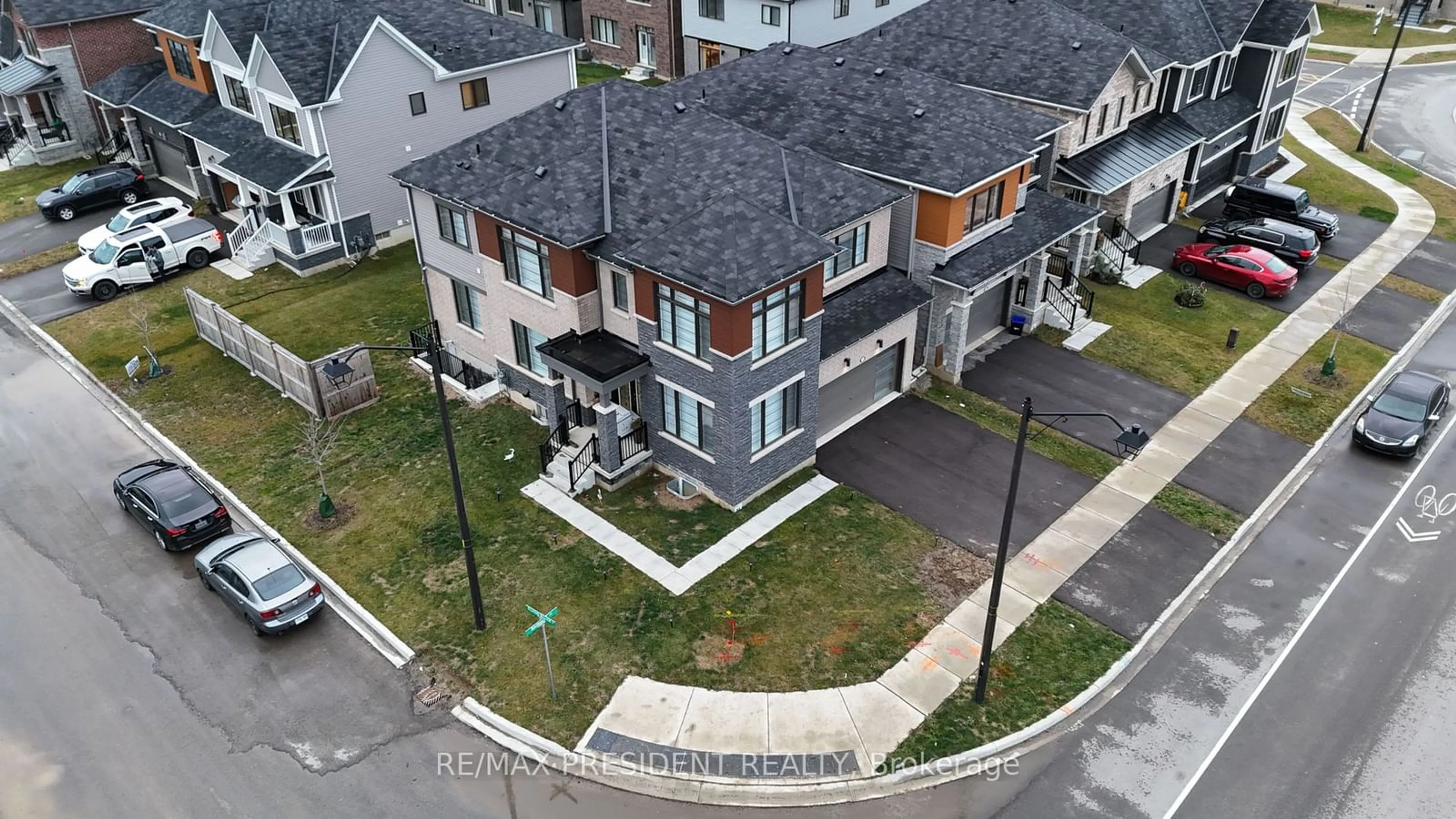 A pic from outside/outdoor area/front of a property/back of a property/a pic from drone, street for 33 Rainbow Dr, Haldimand Ontario N3W 0E6