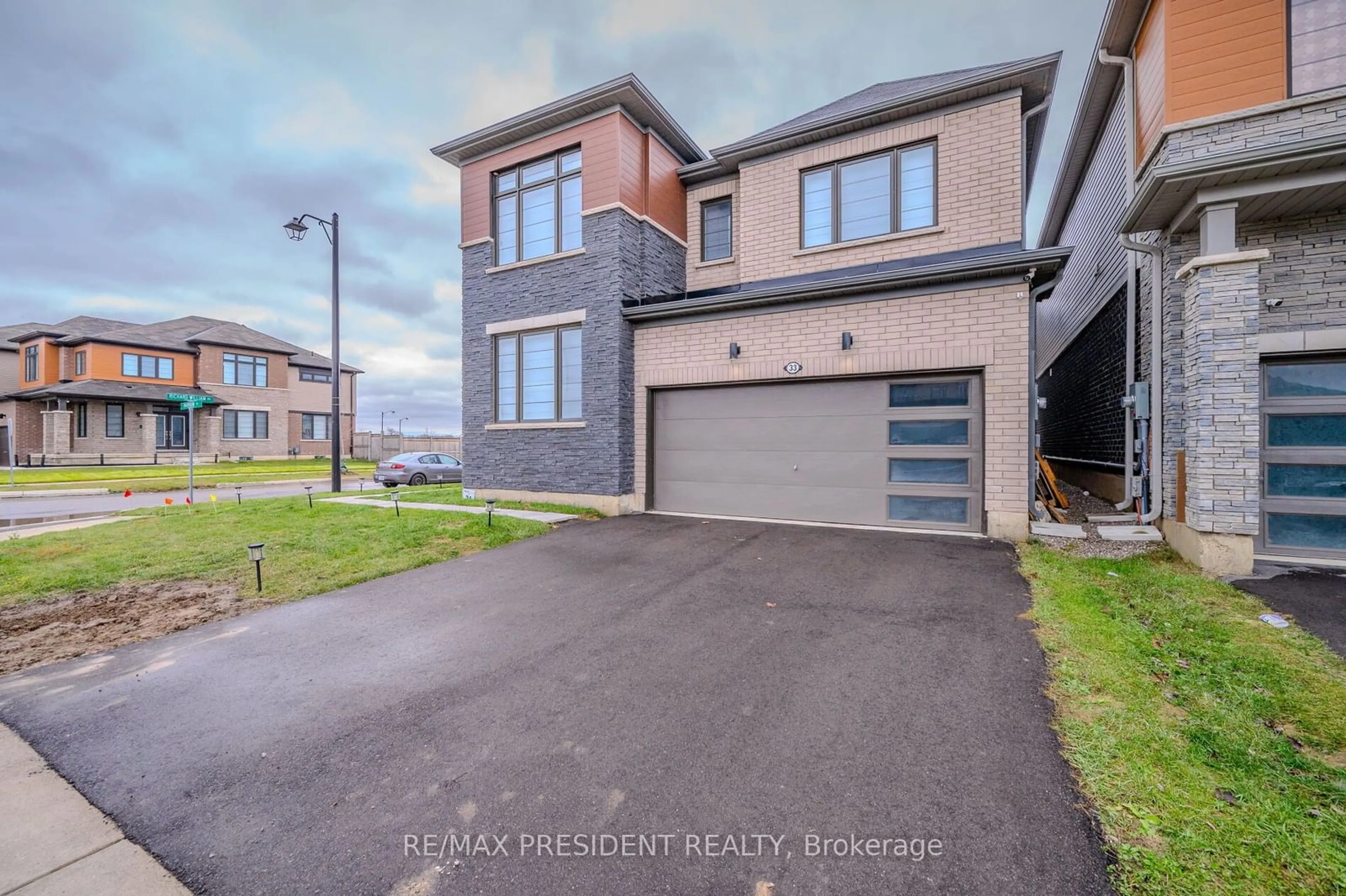 A pic from outside/outdoor area/front of a property/back of a property/a pic from drone, street for 33 Rainbow Dr, Haldimand Ontario N3W 0E6