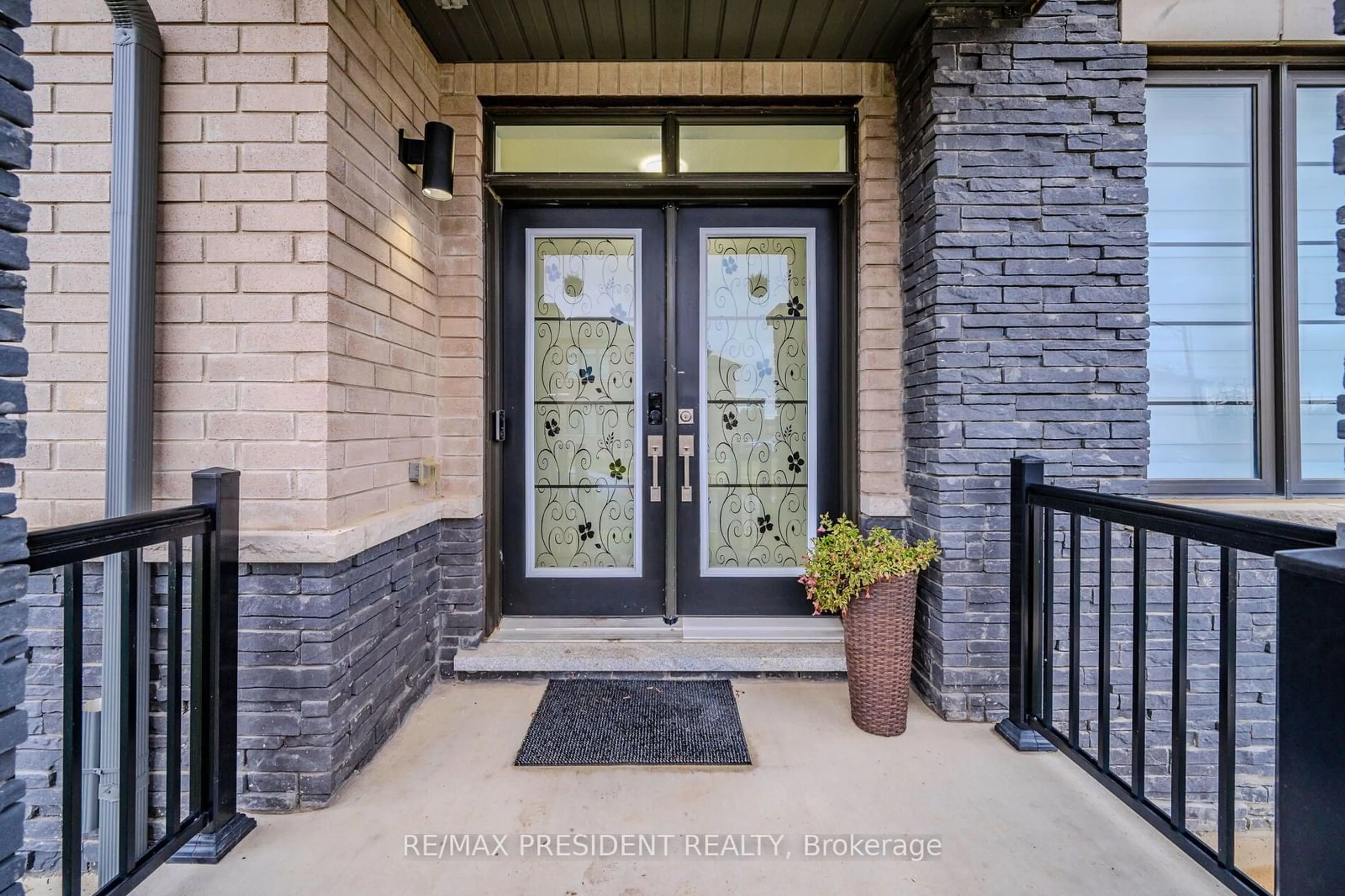 Indoor entryway for 33 Rainbow Dr, Haldimand Ontario N3W 0E6