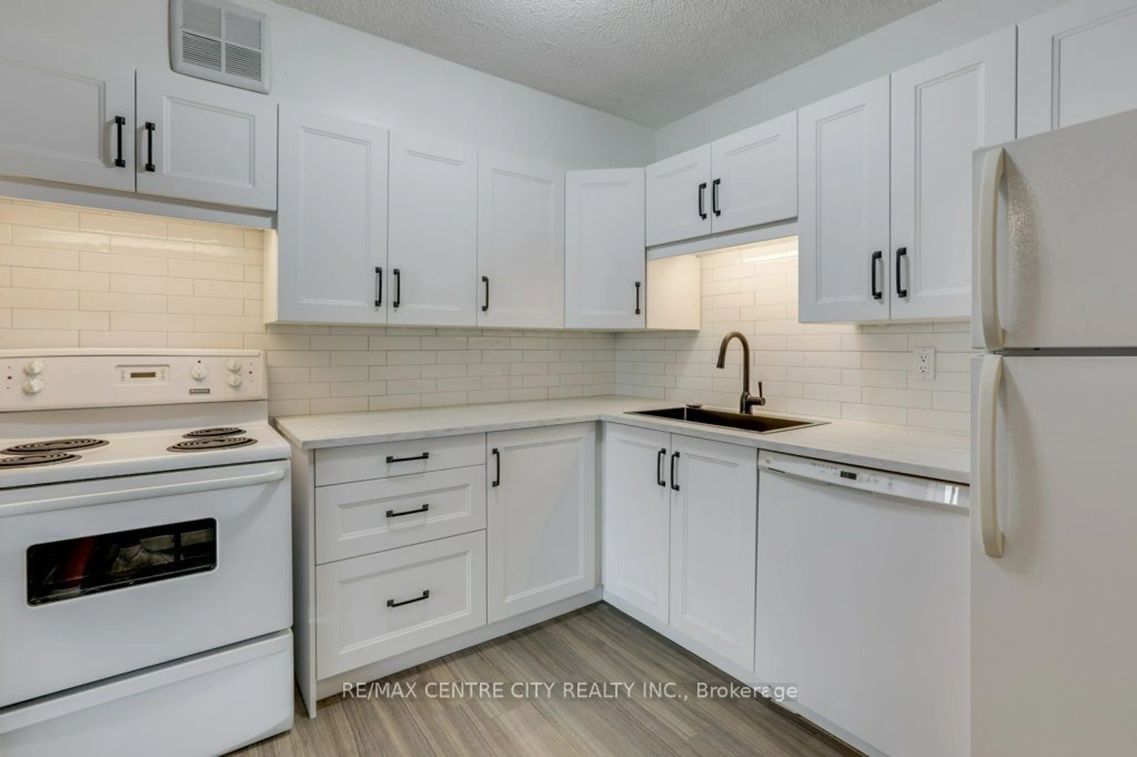 Standard kitchen, ceramic/tile floor for 389 Dundas St #805, London Ontario N6B 1V5